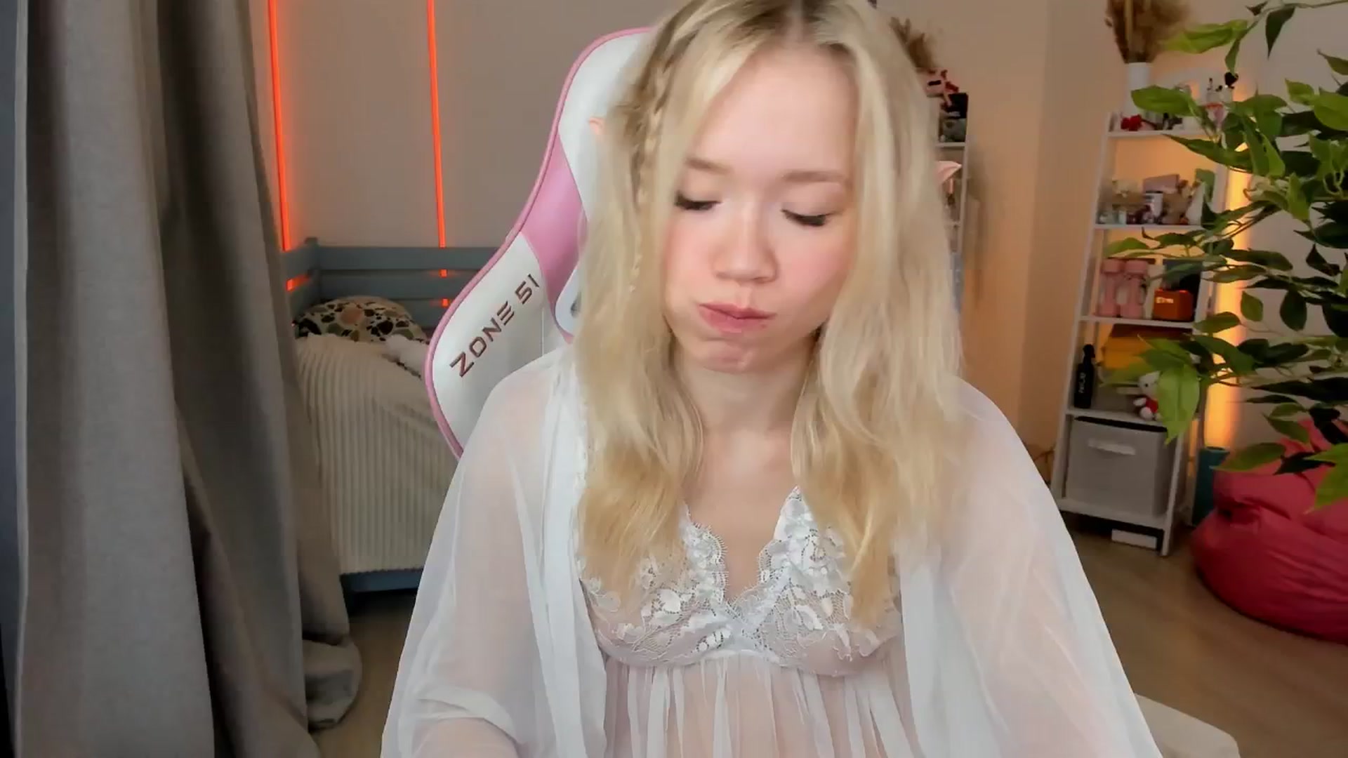 Gallery image thumbnail from Alice_Chery's myfreecams stream on, 10/22/2025, 06:05 image 5 of 20