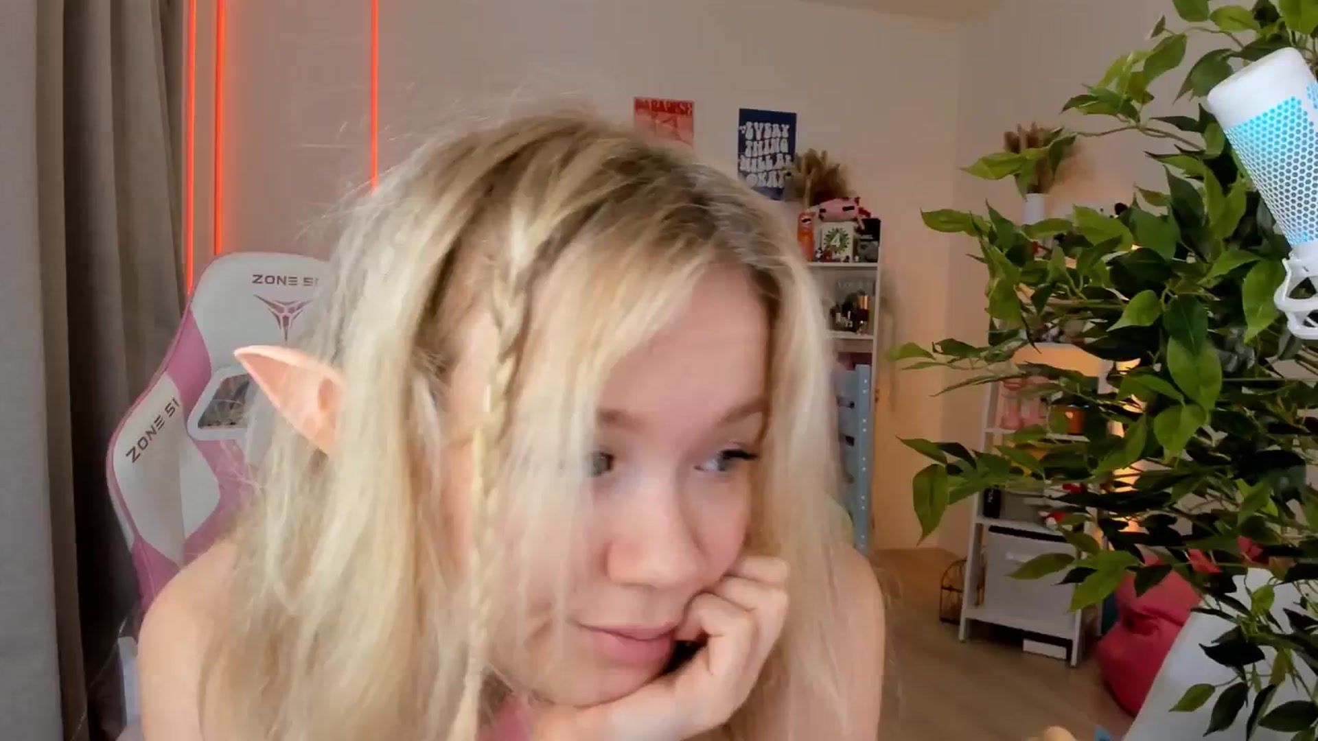 Gallery image thumbnail from Alice_Chery's myfreecams stream on, 10/22/2025, 08:32 image 17 of 20