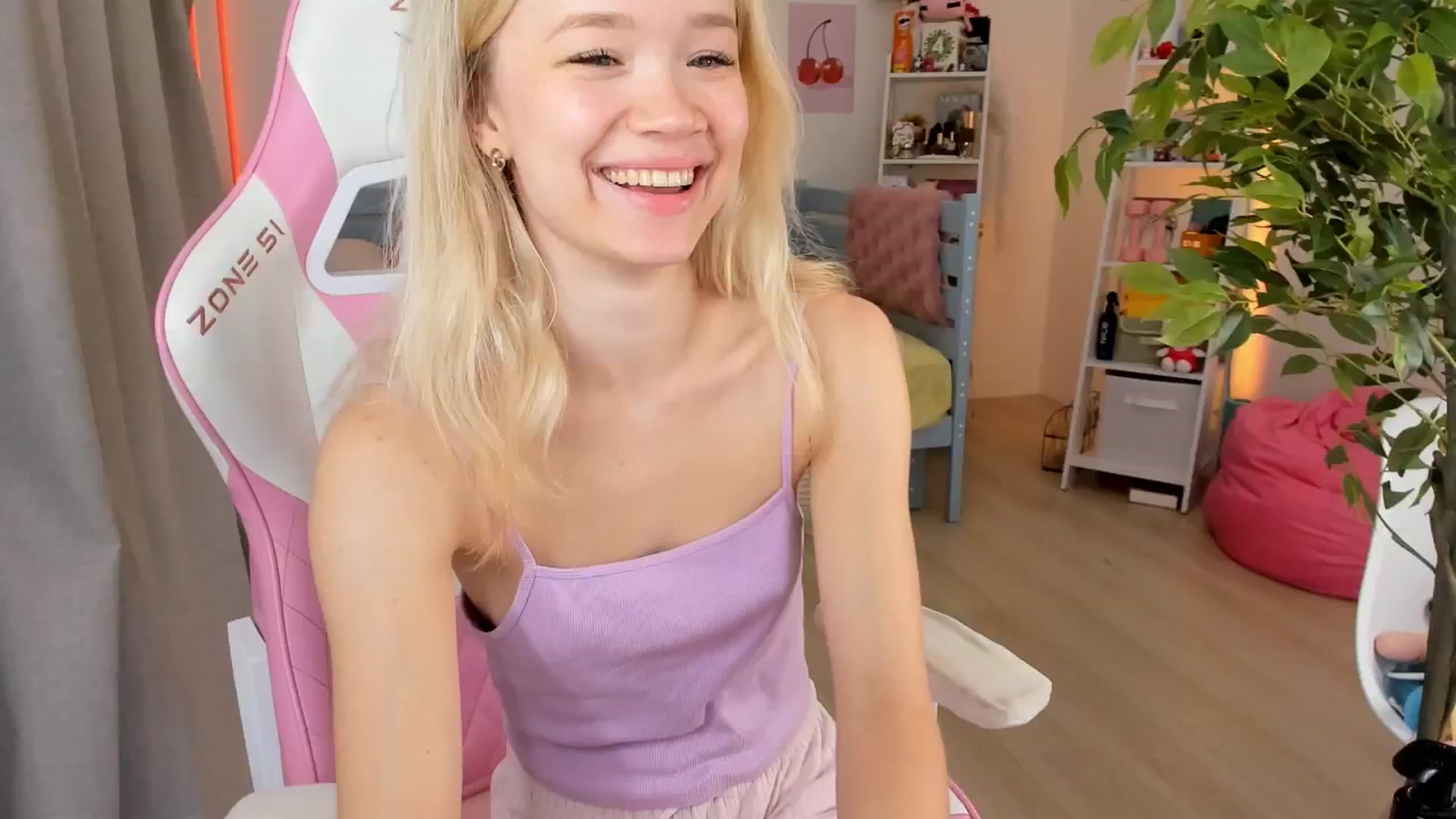 Gallery image thumbnail from Alice_Chery's myfreecams stream on, 10/23/2025, 07:17 image 2 of 20