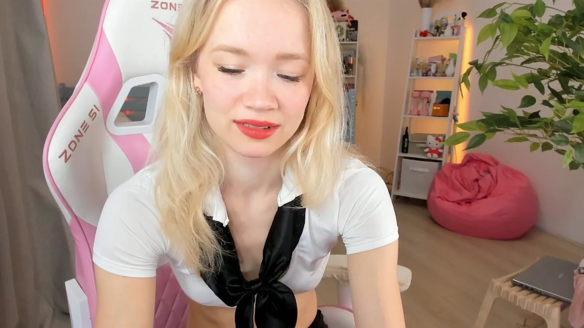 Gallery image thumbnail from Alice_Chery's myfreecams stream on, 10/24/2025, 07:09 image 3 of 20