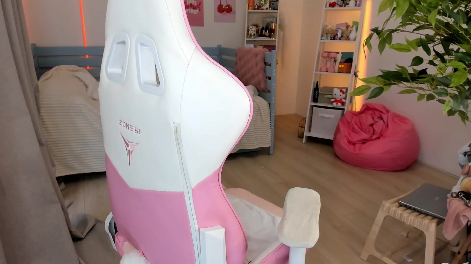 Gallery image thumbnail from Alice_Chery's myfreecams stream on, 10/24/2025, 07:09 image 18 of 20
