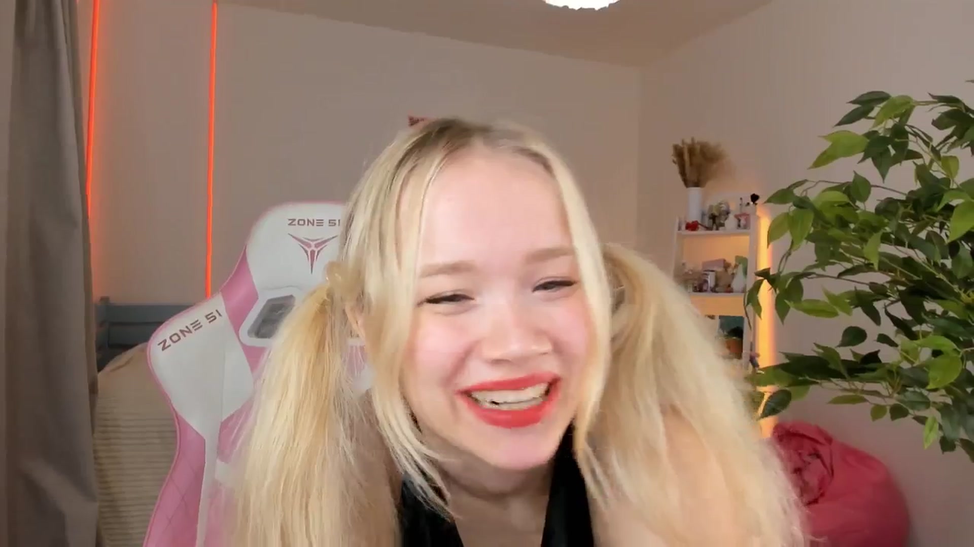 Gallery image thumbnail from Alice_Chery's myfreecams stream on, 10/24/2025, 07:09 image 10 of 20
