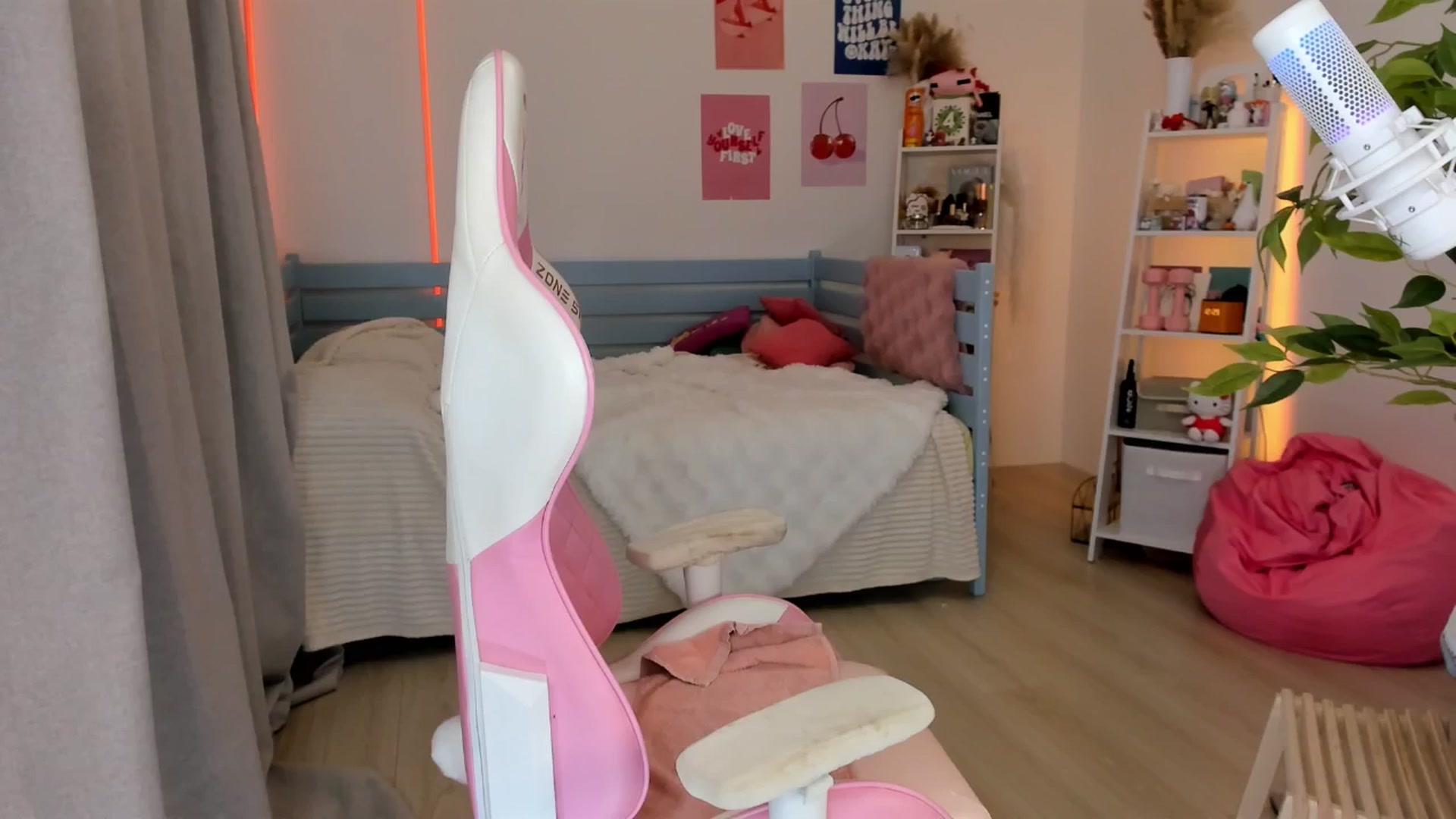 Gallery image thumbnail from Alice_Chery's myfreecams stream on, 10/24/2025, 11:06 image 3 of 20