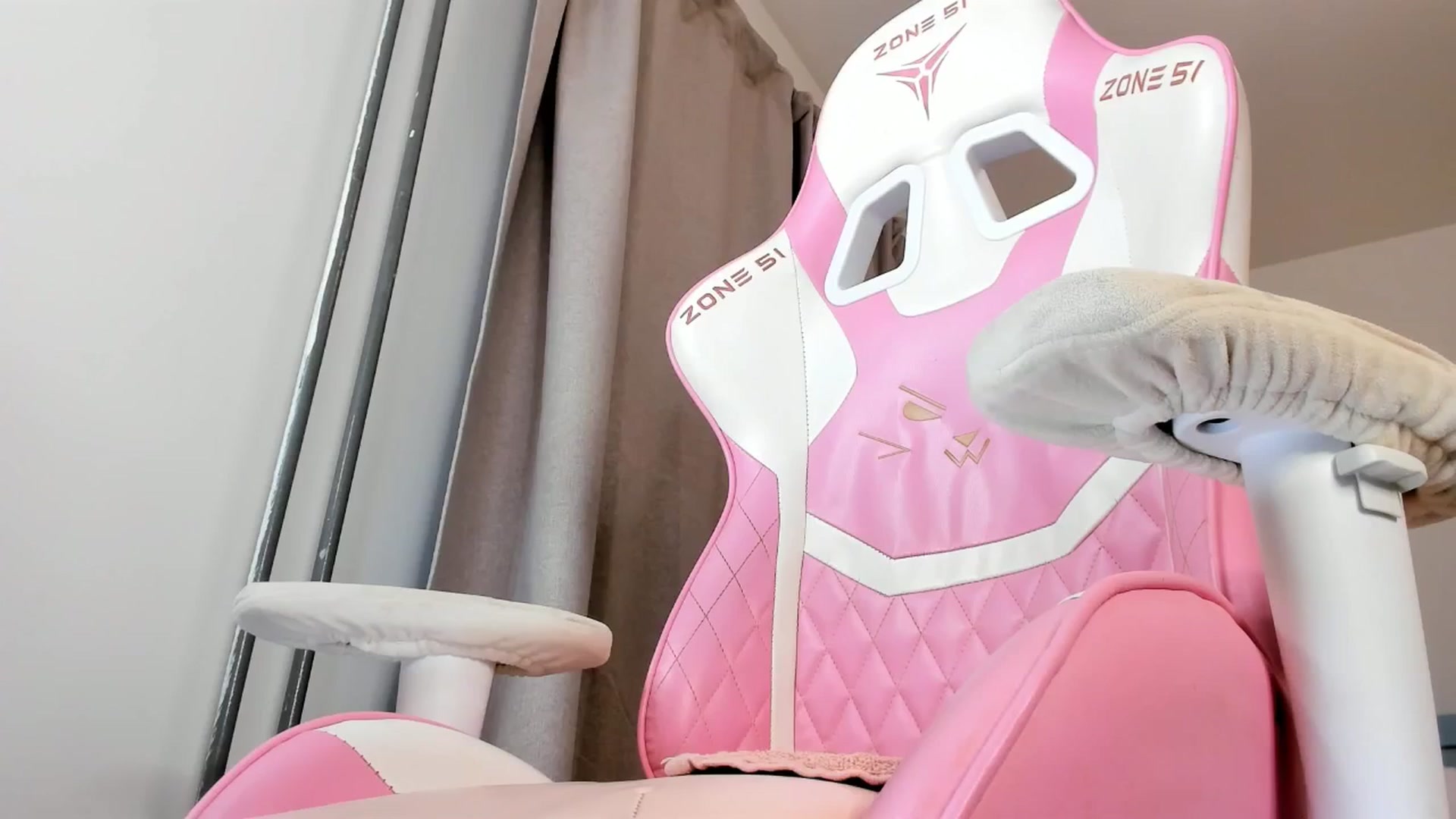 Gallery image thumbnail from Alice_Chery's myfreecams stream on, 10/26/2025, 05:16 image 4 of 20