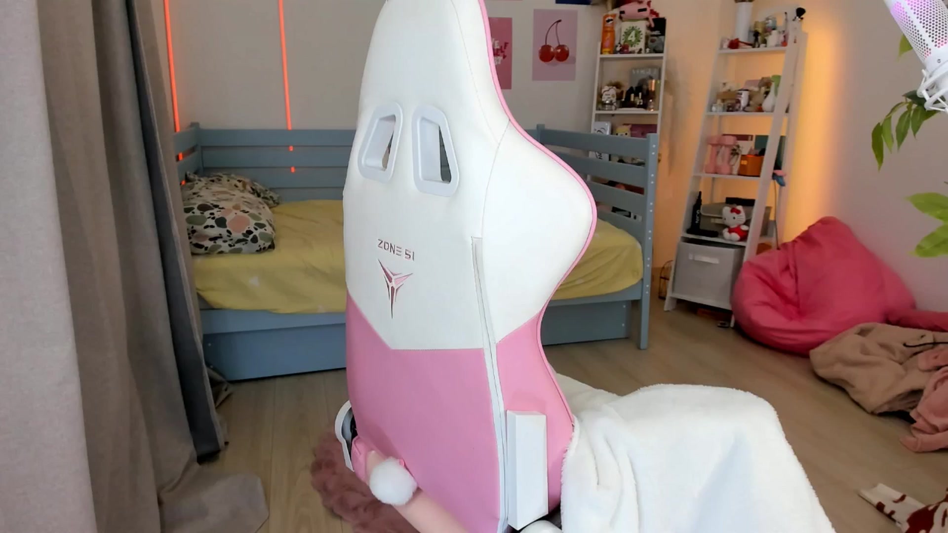 Gallery image thumbnail from Alice_Chery's myfreecams stream on, 10/26/2025, 08:18 image 3 of 20