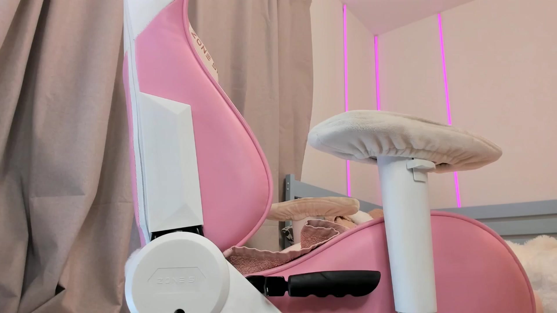 Gallery image thumbnail from Alice_Chery's myfreecams stream on, 10/28/2025, 08:37 image 8 of 20