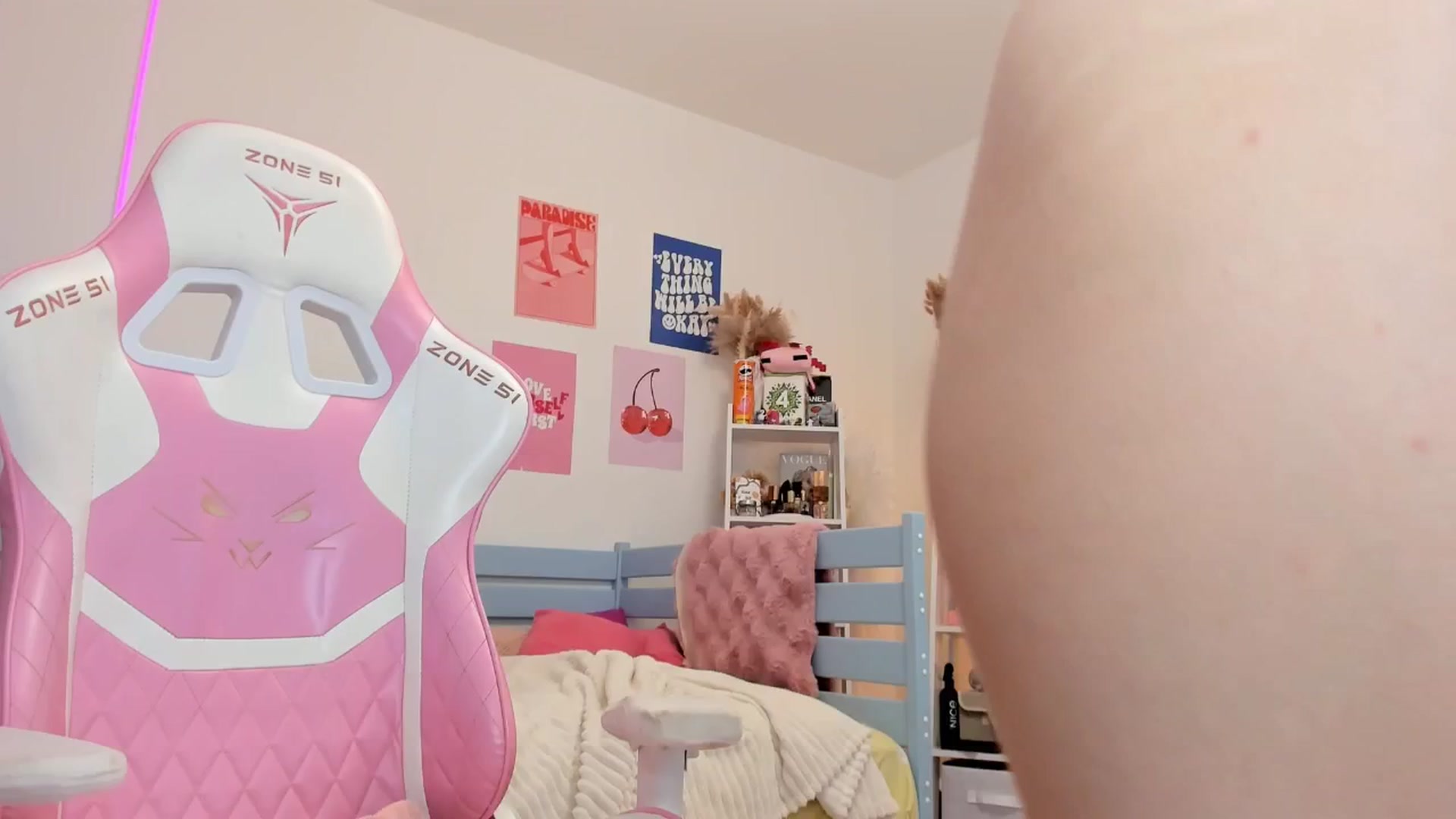 Gallery image thumbnail from Alice_Chery's myfreecams stream on, 10/28/2025, 08:37 image 11 of 20