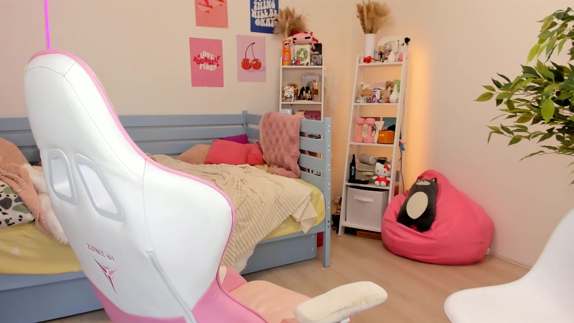 Gallery image thumbnail from Alice_Chery's myfreecams stream on, 10/28/2025, 10:01 image 12 of 20