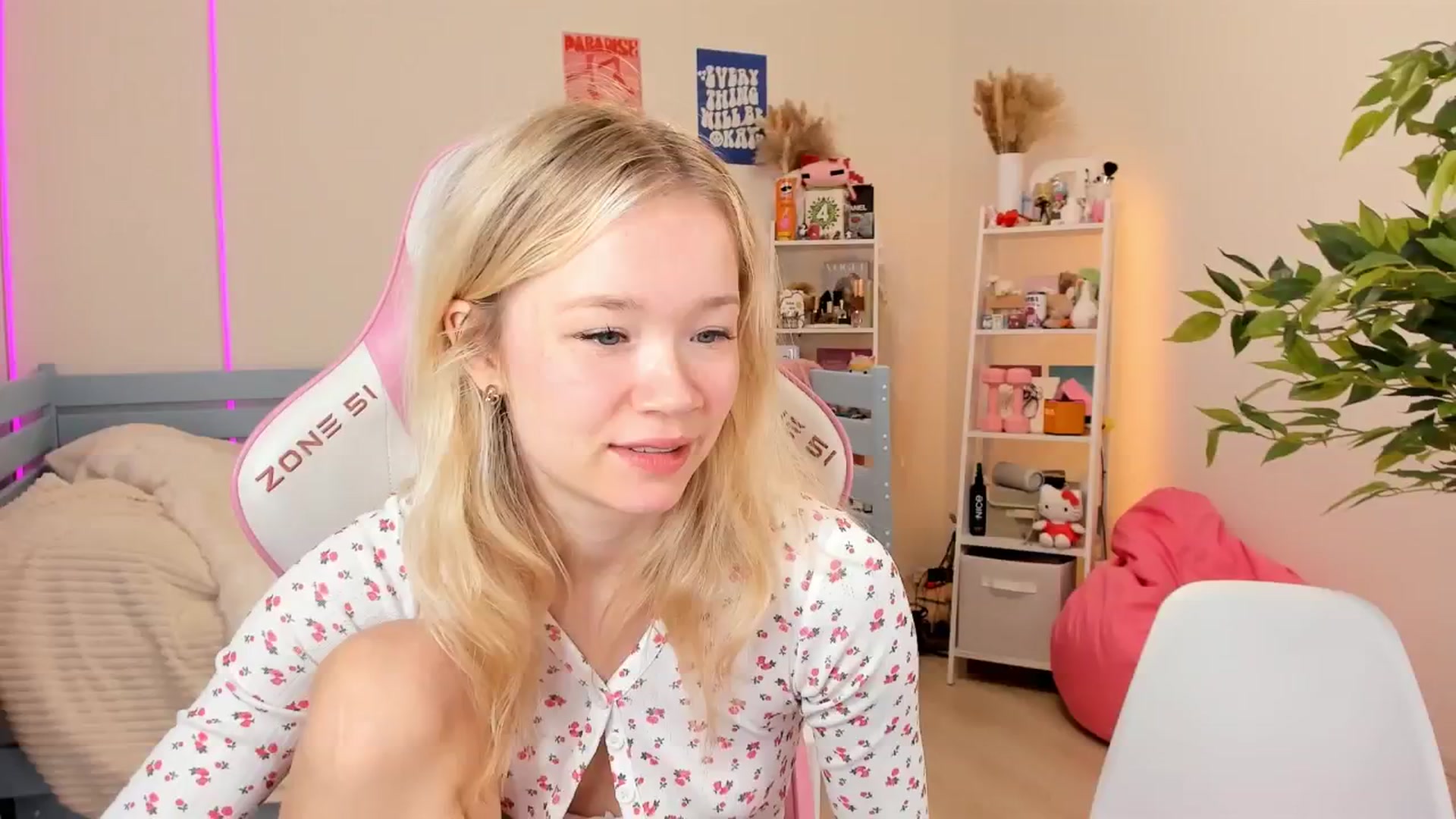 Gallery image thumbnail from Alice_Chery's myfreecams stream on, 10/30/2025, 05:43 image 4 of 20