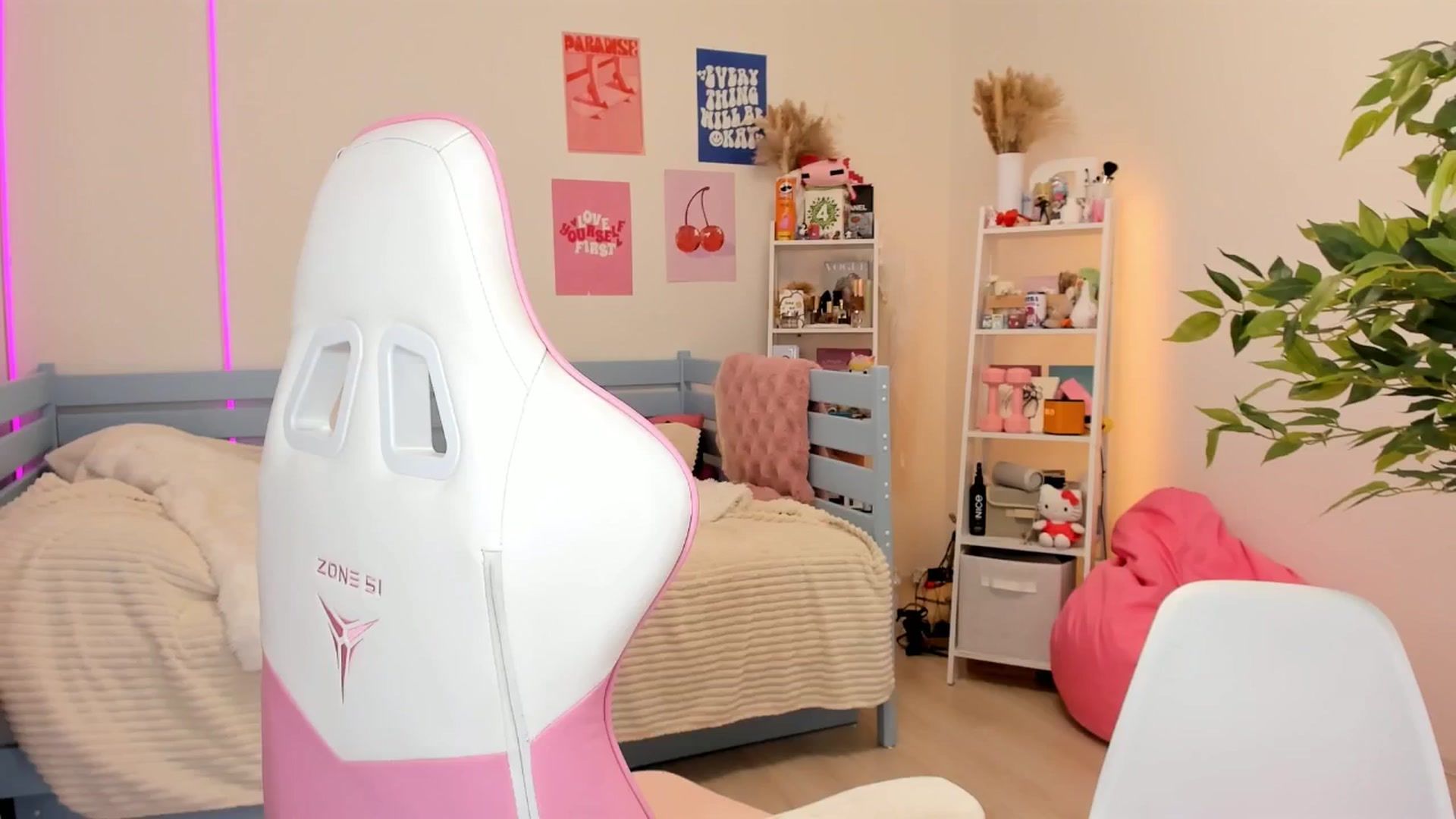 Gallery image thumbnail from Alice_Chery's myfreecams stream on, 10/30/2025, 05:43 image 8 of 20