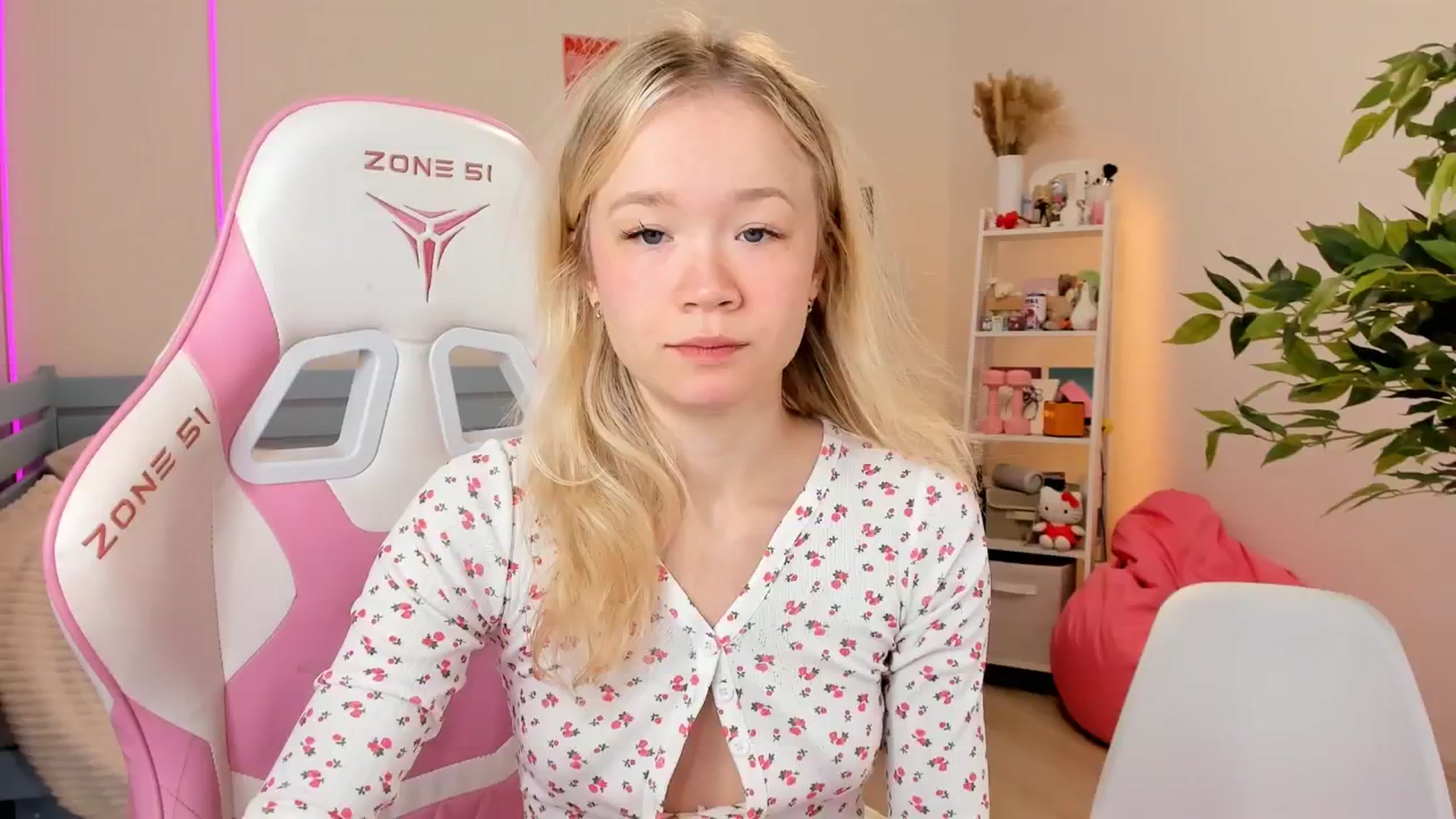 Gallery image thumbnail from Alice_Chery's myfreecams stream on, 10/30/2025, 05:43 image 10 of 20