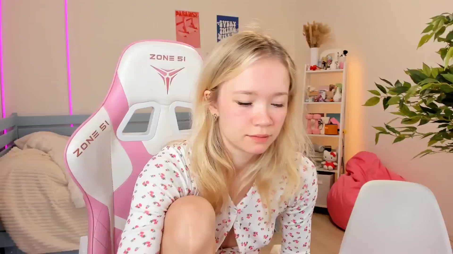 Gallery image thumbnail from Alice_Chery's myfreecams stream on, 10/30/2025, 05:43 image 2 of 20