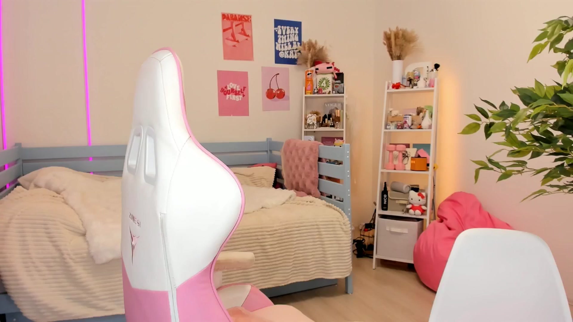 Gallery image thumbnail from Alice_Chery's myfreecams stream on, 10/30/2025, 05:43 image 9 of 20
