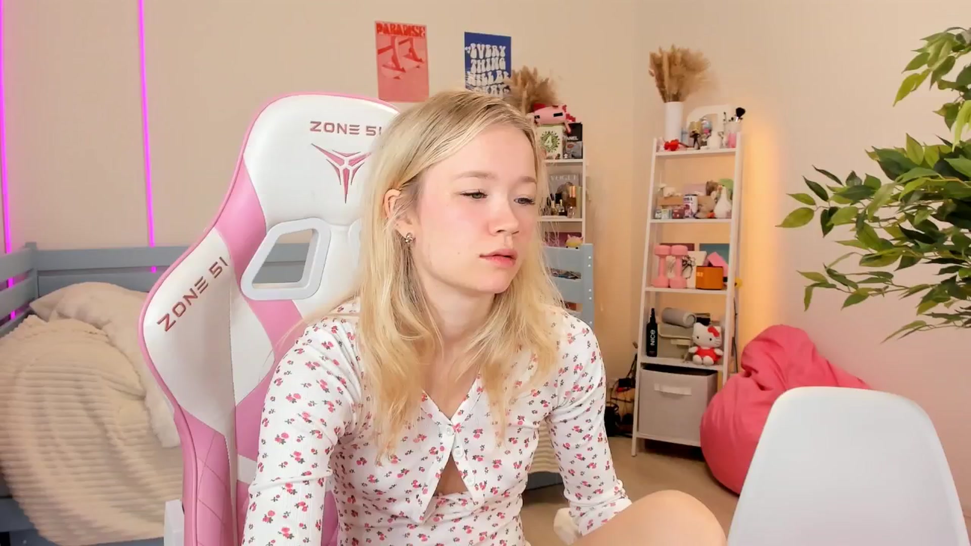 Gallery image thumbnail from Alice_Chery's myfreecams stream on, 10/30/2025, 05:43 image 1 of 20