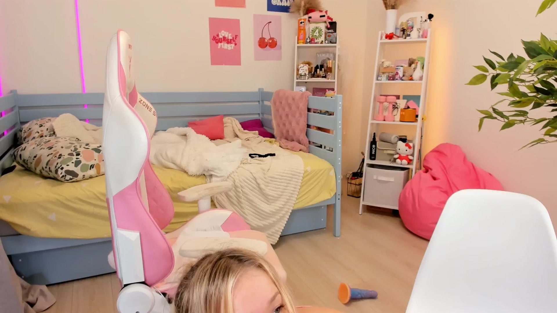 Gallery image thumbnail from Alice_Chery's myfreecams stream on, 10/30/2025, 09:37 image 10 of 20