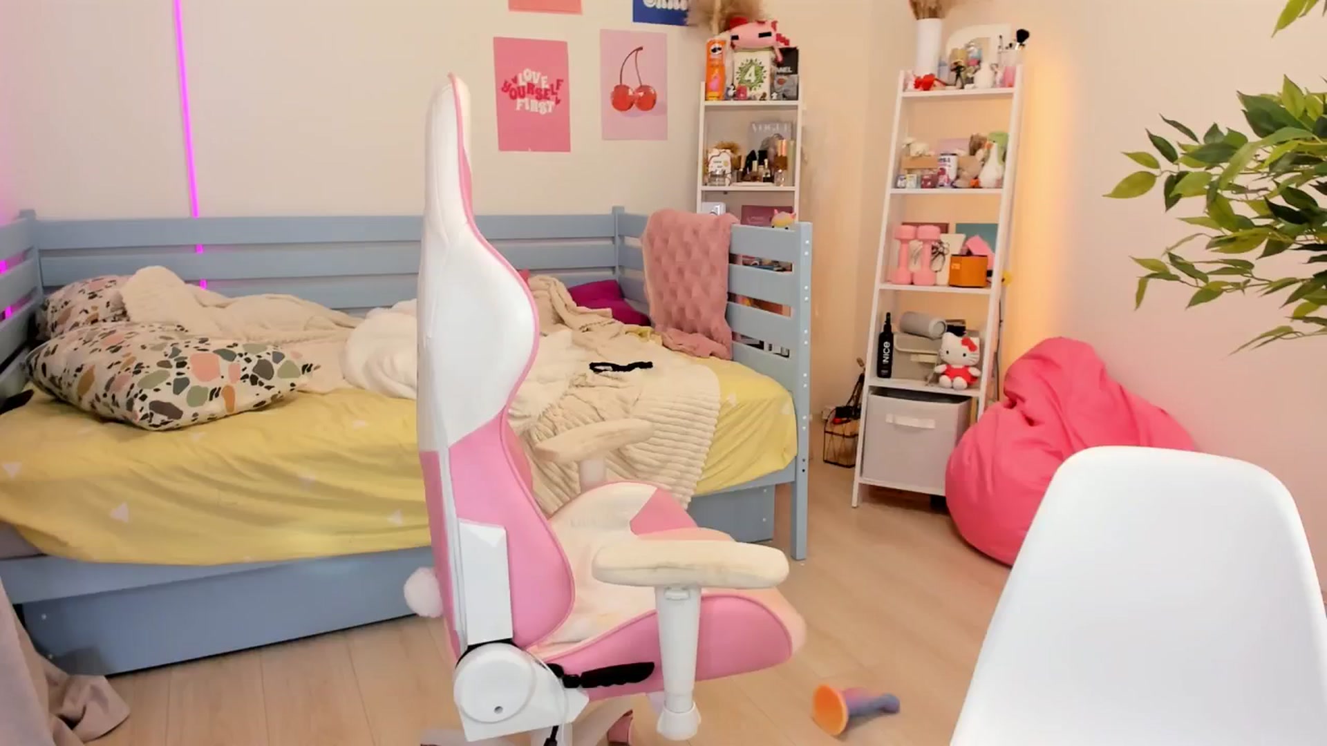 Gallery image thumbnail from Alice_Chery's myfreecams stream on, 10/30/2025, 09:37 image 3 of 20