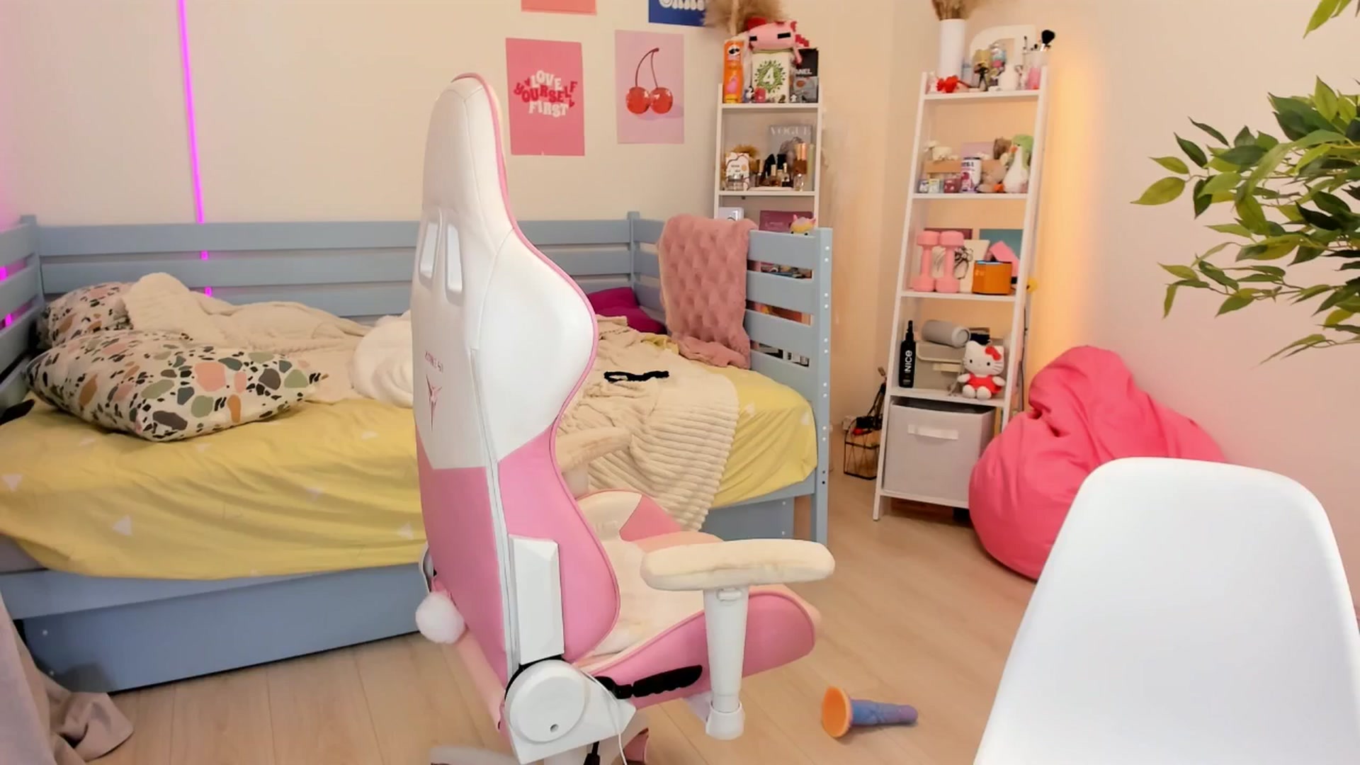 Gallery image thumbnail from Alice_Chery's myfreecams stream on, 10/30/2025, 09:37 image 4 of 20