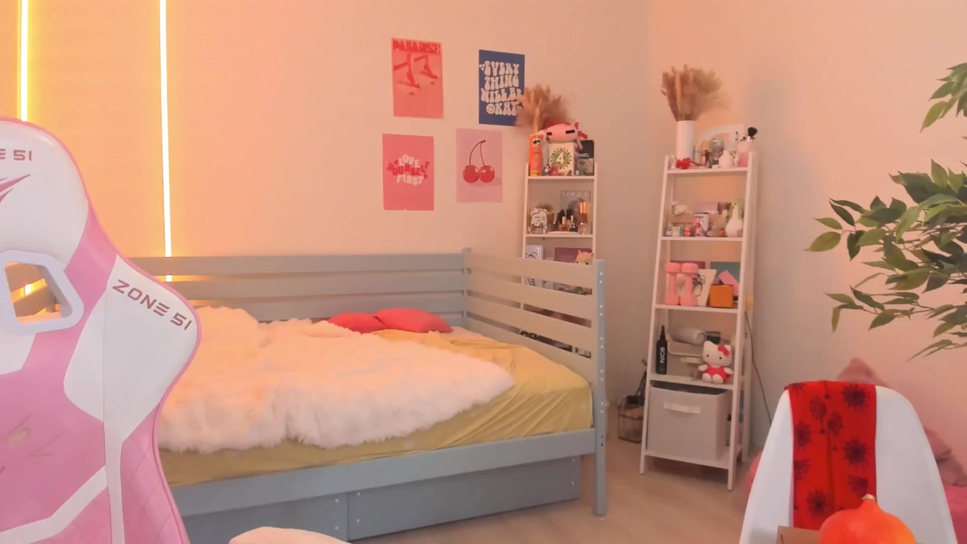 Gallery image thumbnail from Alice_Chery's myfreecams stream on, 10/31/2025, 07:13 image 12 of 20