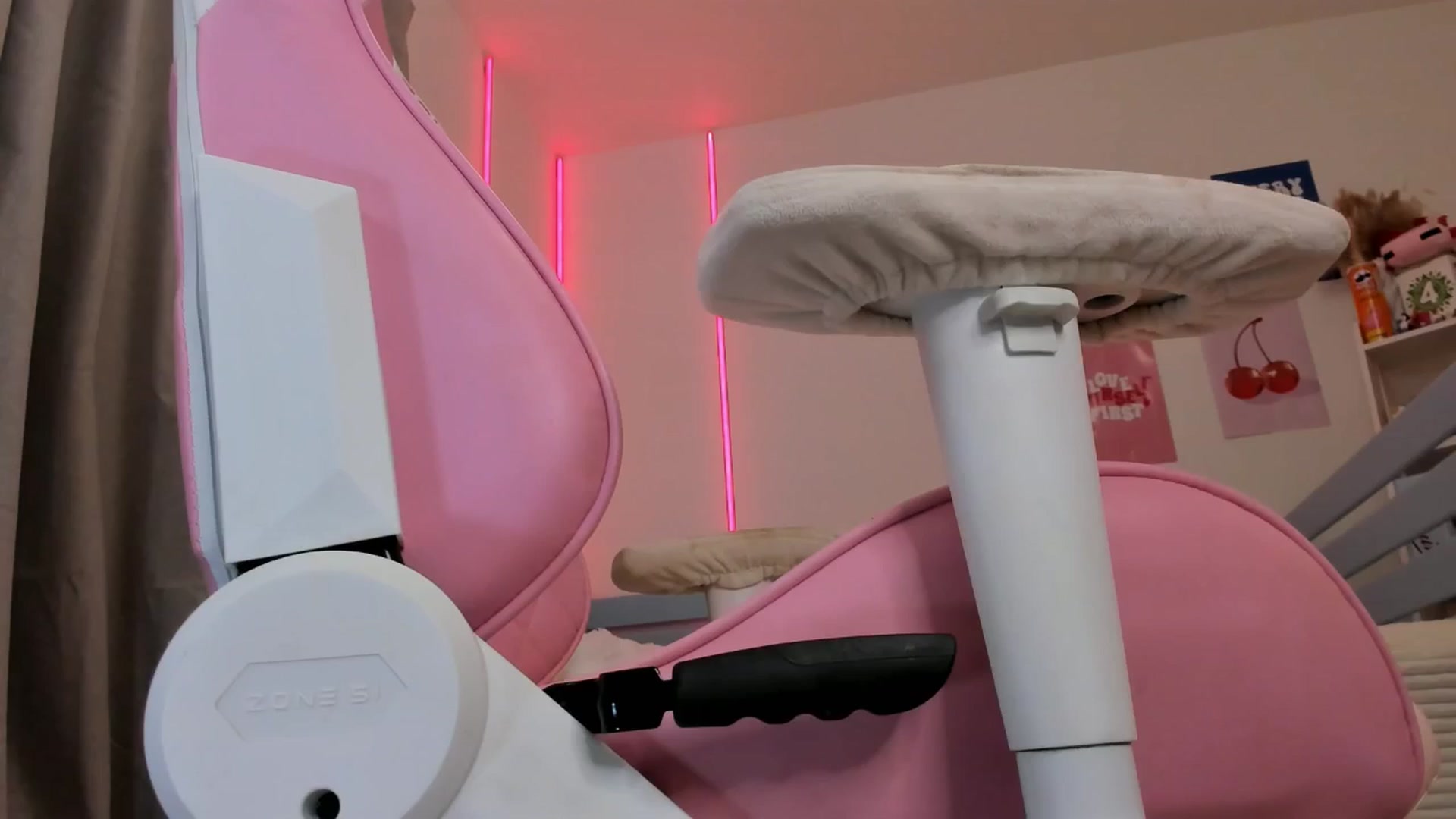 Gallery image thumbnail from Alice_Chery's myfreecams stream on, 11/03/2025, 06:22 image 1 of 20