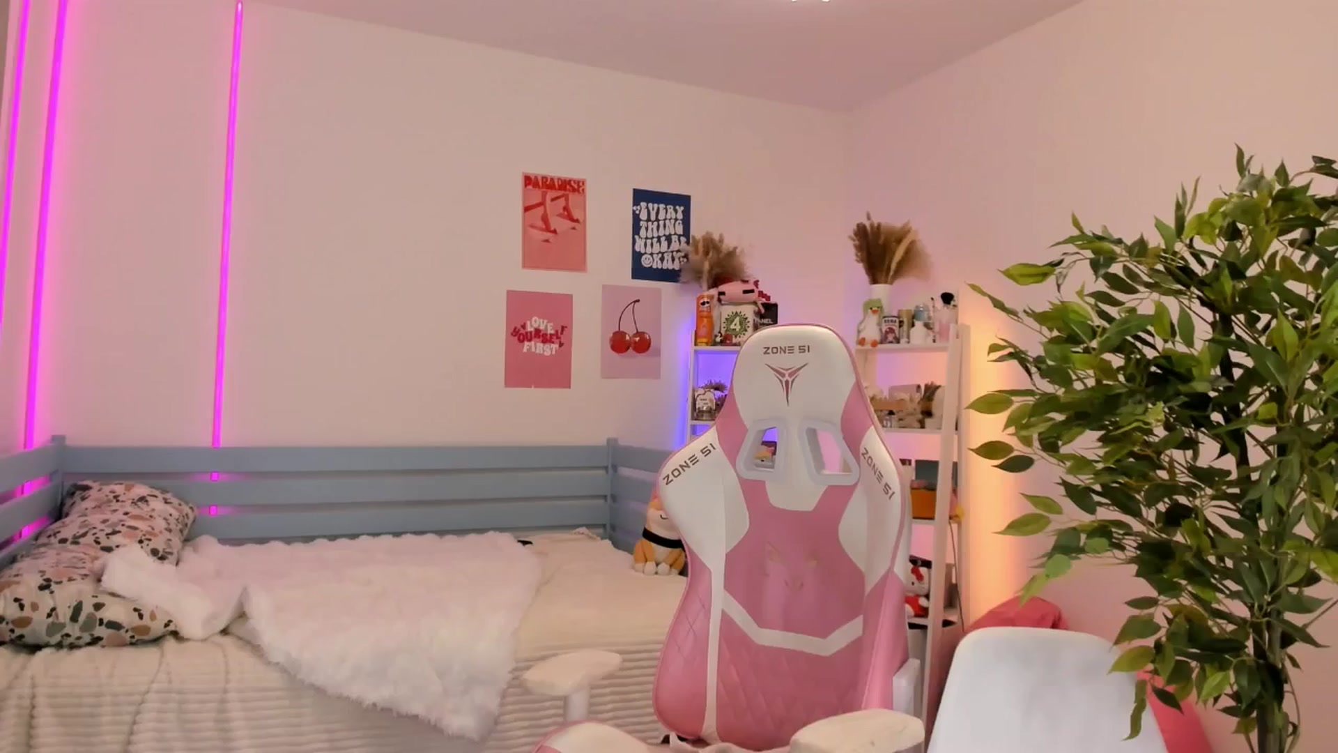 Gallery image thumbnail from Alice_Chery's myfreecams stream on, 11/06/2025, 05:29 image 13 of 20