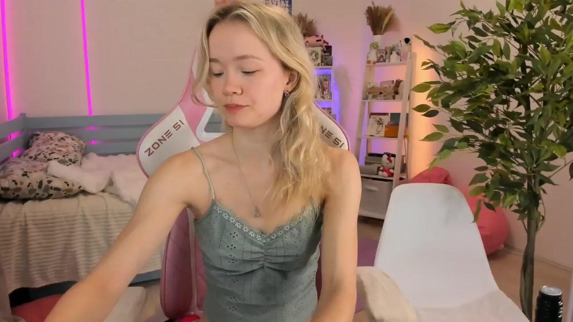 Gallery image thumbnail from Alice_Chery's myfreecams stream on, 11/06/2025, 05:29 image 2 of 20