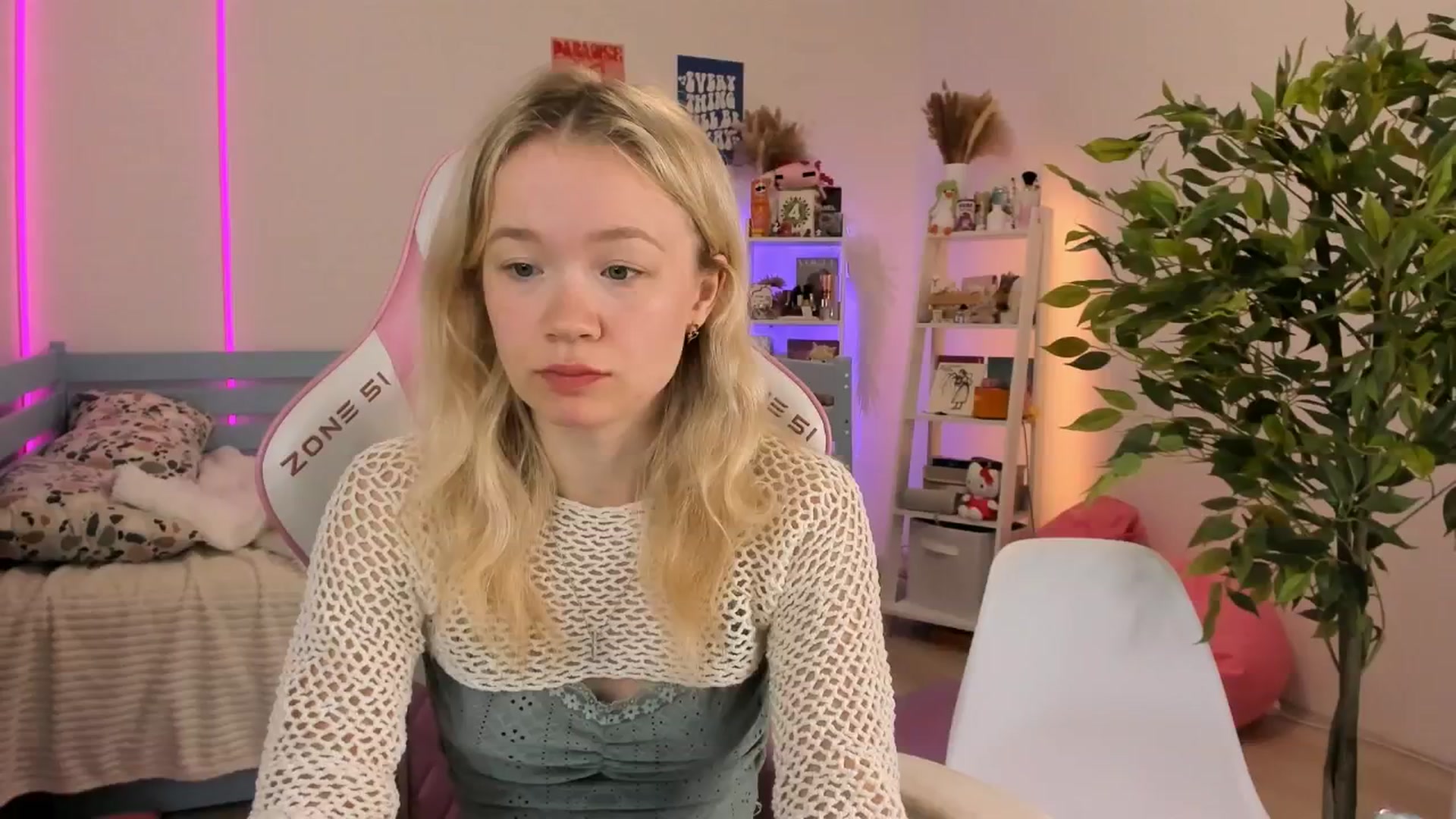 Gallery image thumbnail from Alice_Chery's myfreecams stream on, 11/06/2025, 05:29 image 1 of 20