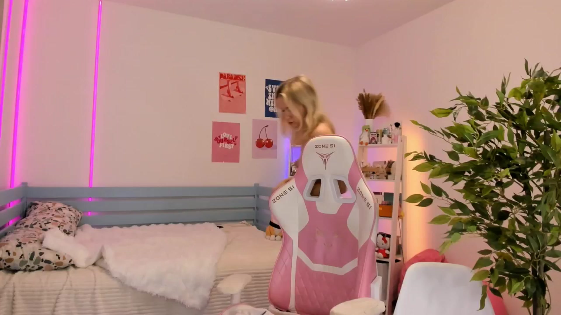 Gallery image thumbnail from Alice_Chery's myfreecams stream on, 11/06/2025, 05:29 image 15 of 20