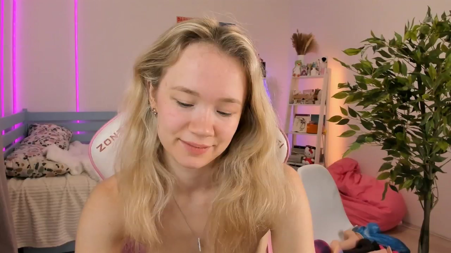Gallery image thumbnail from Alice_Chery's myfreecams stream on, 11/06/2025, 06:35 image 6 of 20