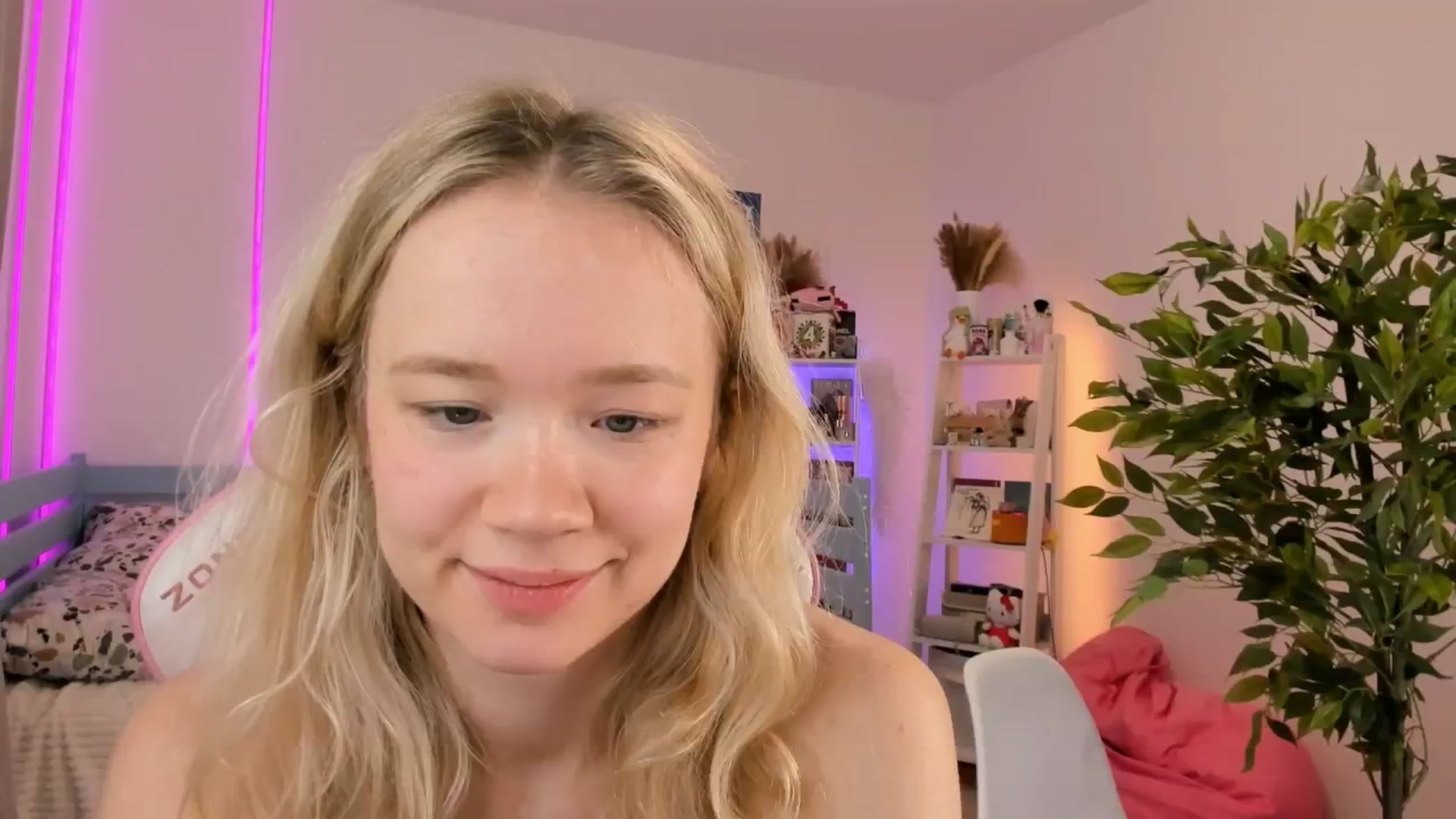 Gallery image thumbnail from Alice_Chery's myfreecams stream on, 11/06/2025, 06:35 image 2 of 20