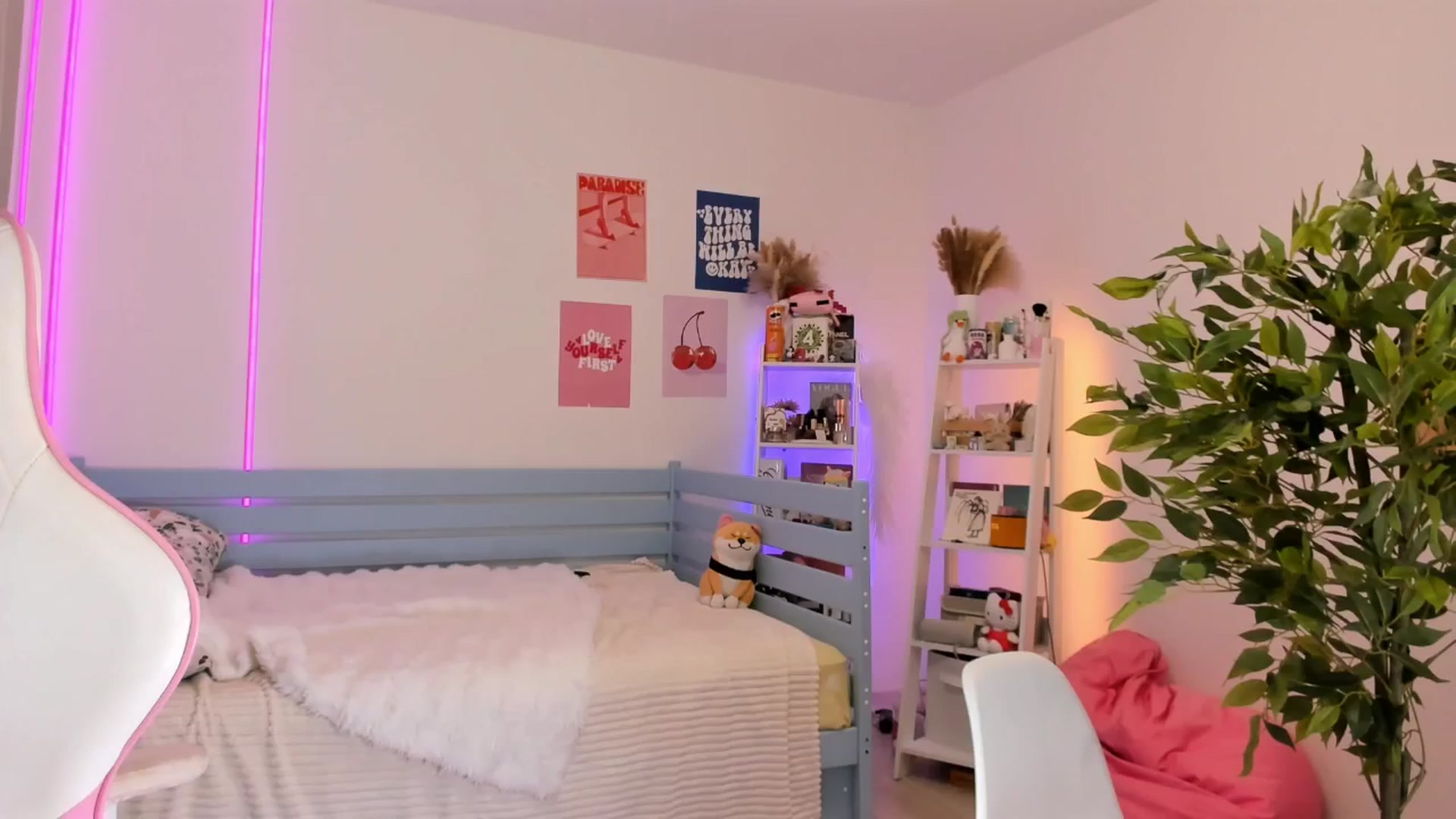 Gallery image thumbnail from Alice_Chery's myfreecams stream on, 11/06/2025, 06:35 image 1 of 20