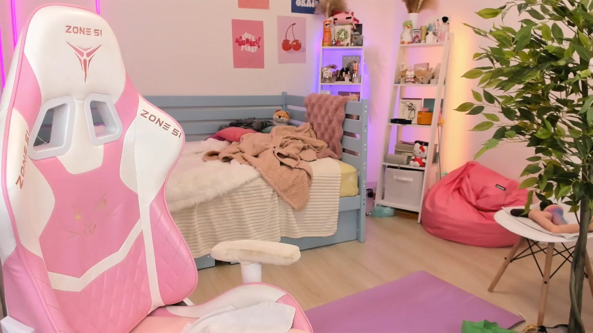 Gallery image thumbnail from Alice_Chery's myfreecams stream on, 11/07/2025, 10:16 image 12 of 20
