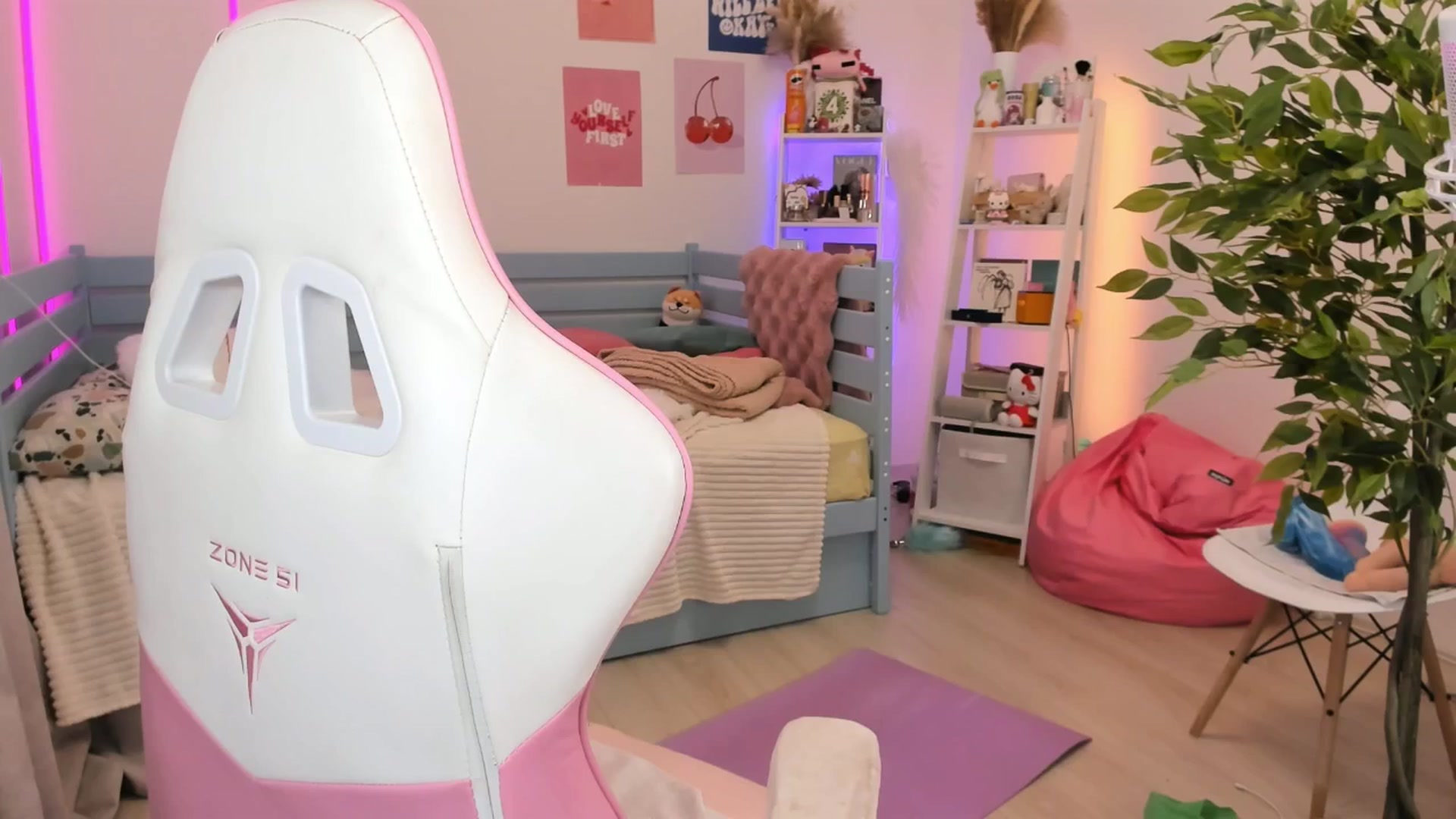 Gallery image thumbnail from Alice_Chery's myfreecams stream on, 11/07/2025, 10:16 image 4 of 20