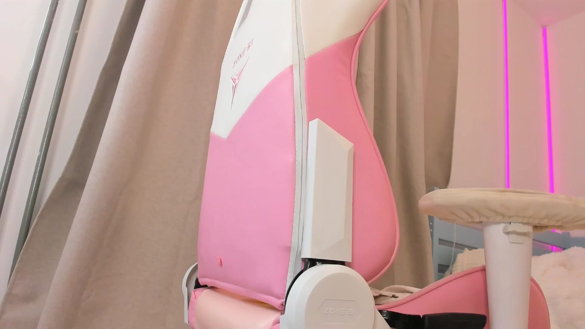 Gallery image thumbnail from Alice_Chery's myfreecams stream on, 11/09/2025, 07:05 image 14 of 20