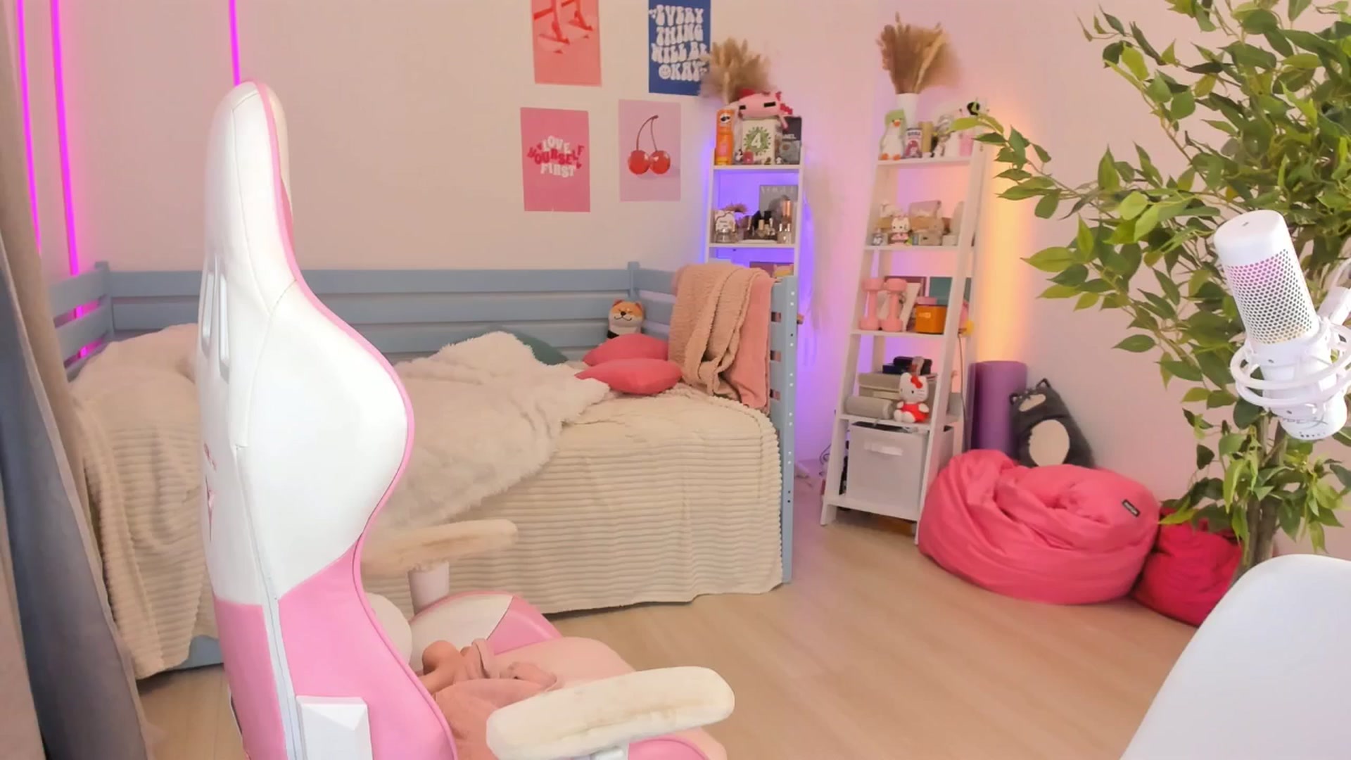 Gallery image thumbnail from Alice_Chery's myfreecams stream on, 11/09/2025, 09:02 image 7 of 20