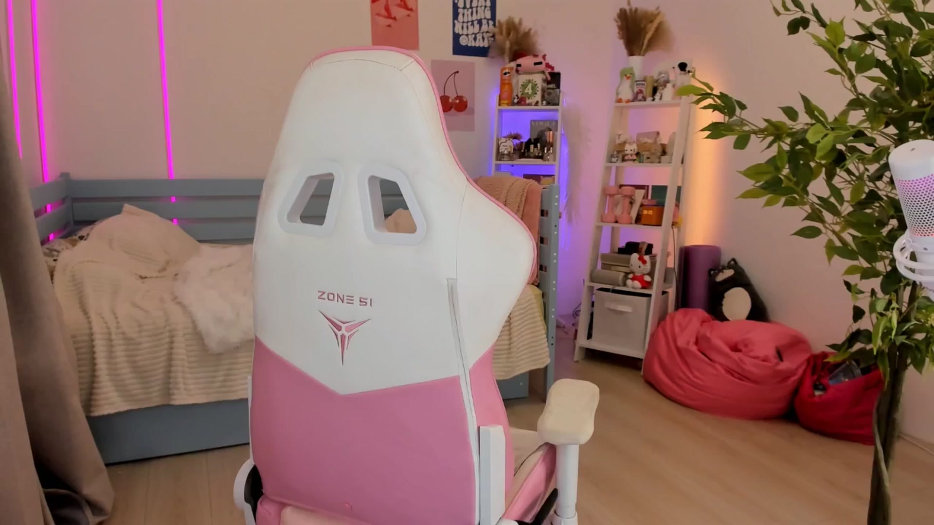 Gallery image thumbnail from Alice_Chery's myfreecams stream on, 11/10/2025, 08:02 image 3 of 20