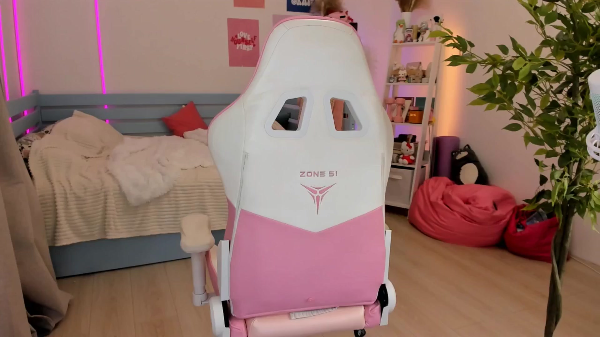 Gallery image thumbnail from Alice_Chery's myfreecams stream on, 11/10/2025, 08:02 image 6 of 20