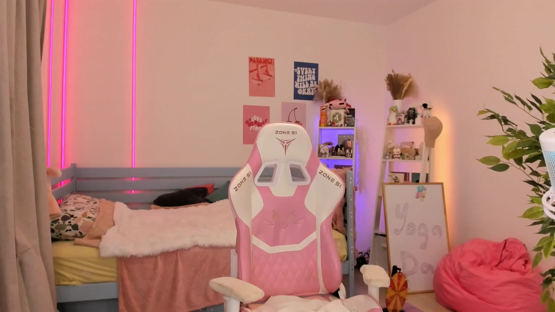 Gallery image thumbnail from Alice_Chery's myfreecams stream on, 11/12/2025, 09:01 image 19 of 20
