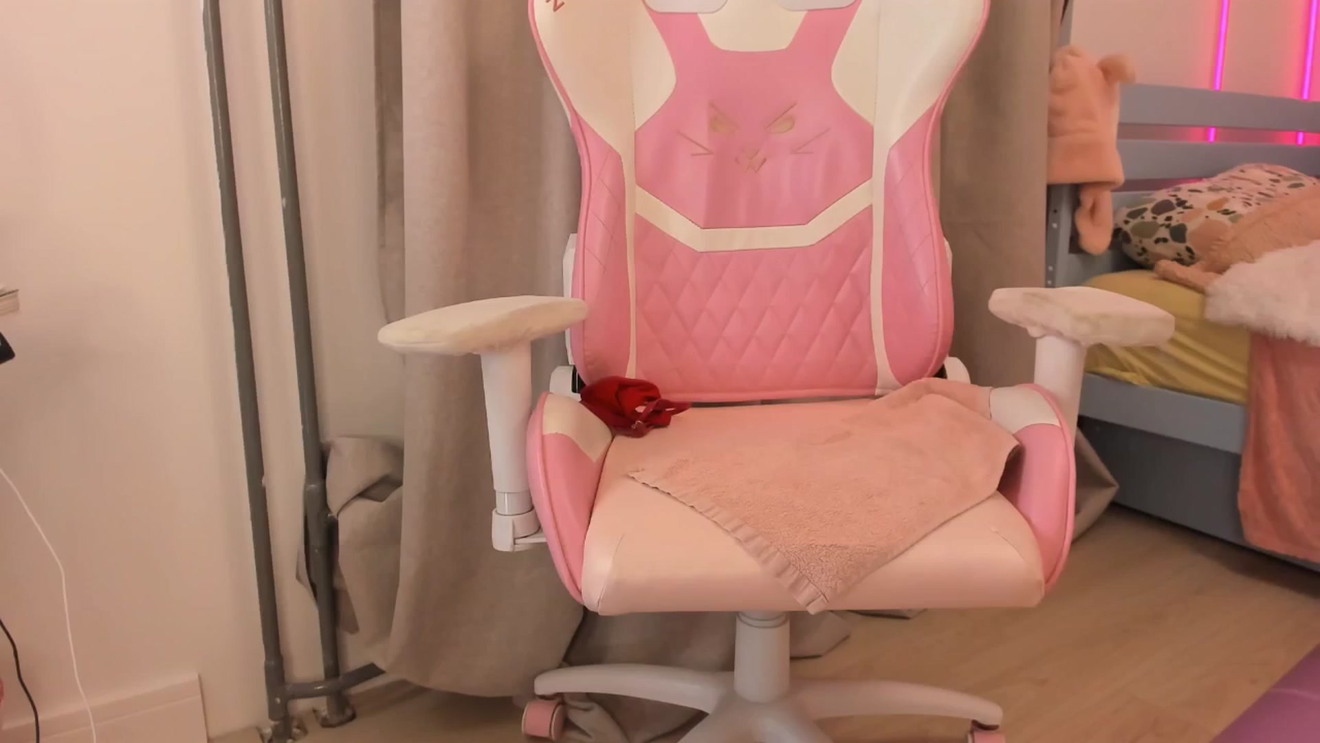 Gallery image thumbnail from Alice_Chery's myfreecams stream on, 11/12/2025, 09:01 image 6 of 20
