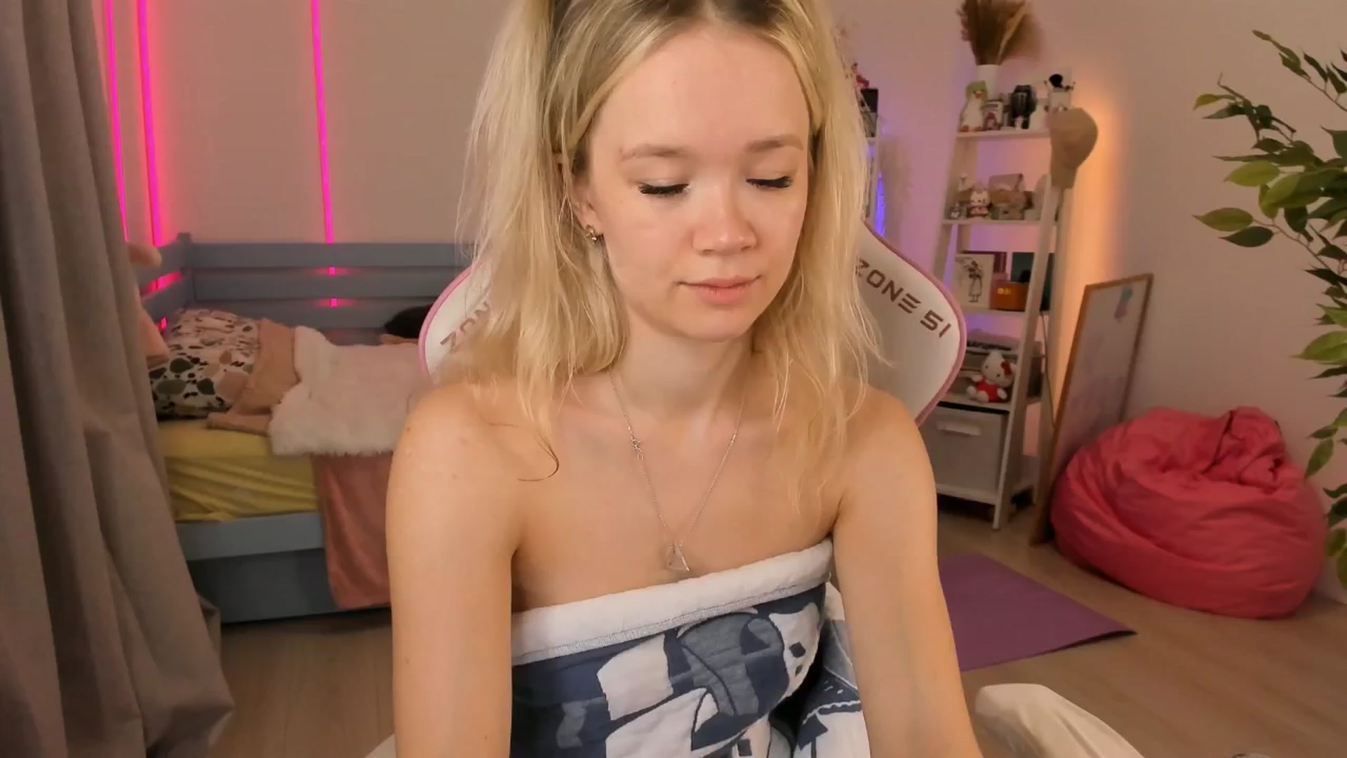 Gallery image thumbnail from Alice_Chery's myfreecams stream on, 11/12/2025, 09:01 image 9 of 20