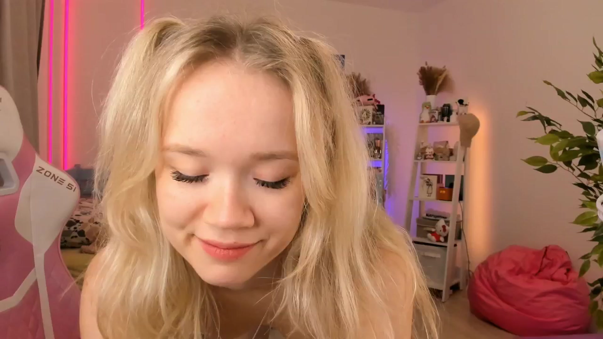 Gallery image thumbnail from Alice_Chery's myfreecams stream on, 11/12/2025, 10:38 image 7 of 20