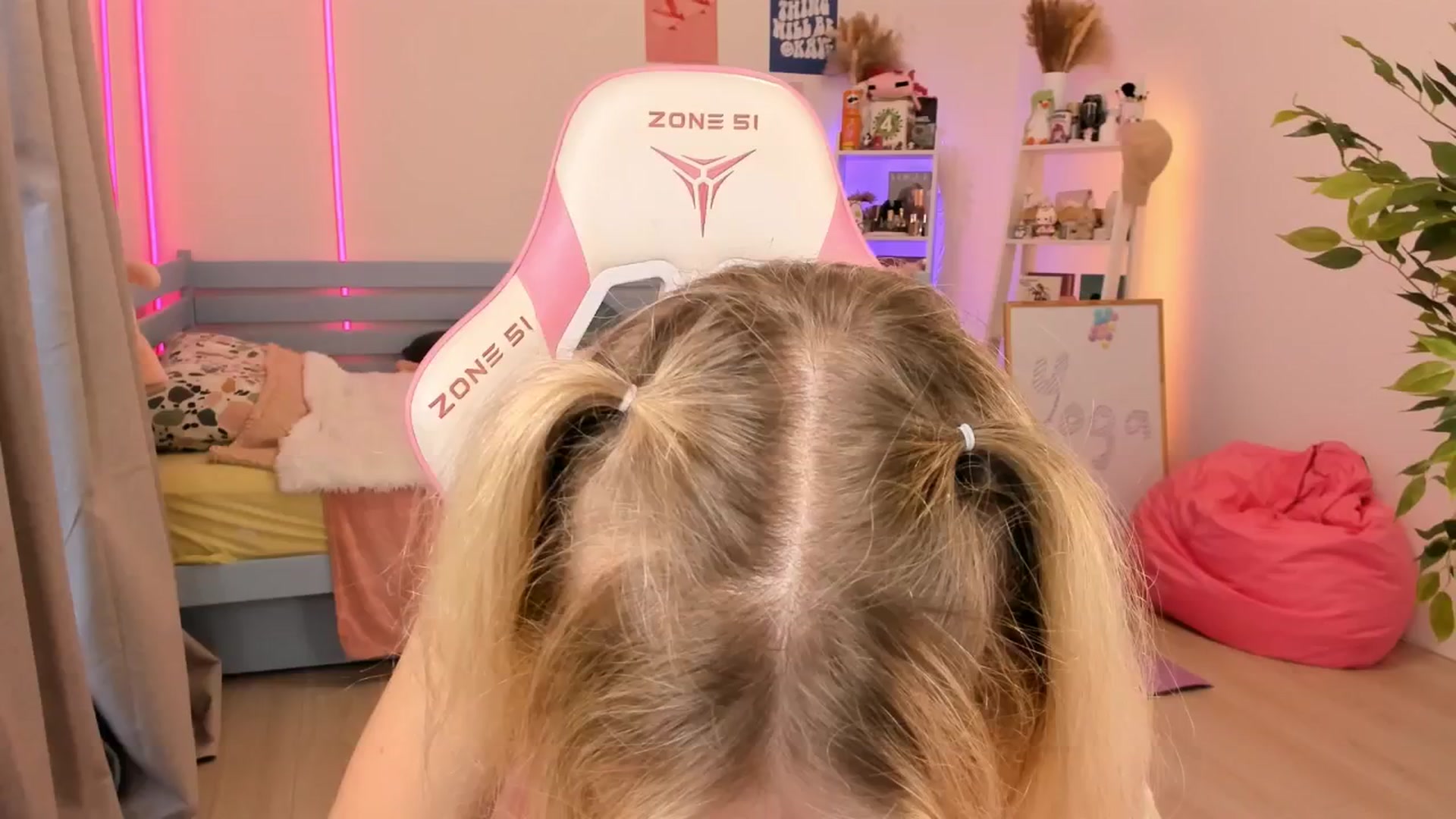 Gallery image thumbnail from Alice_Chery's myfreecams stream on, 11/12/2025, 10:38 image 1 of 20