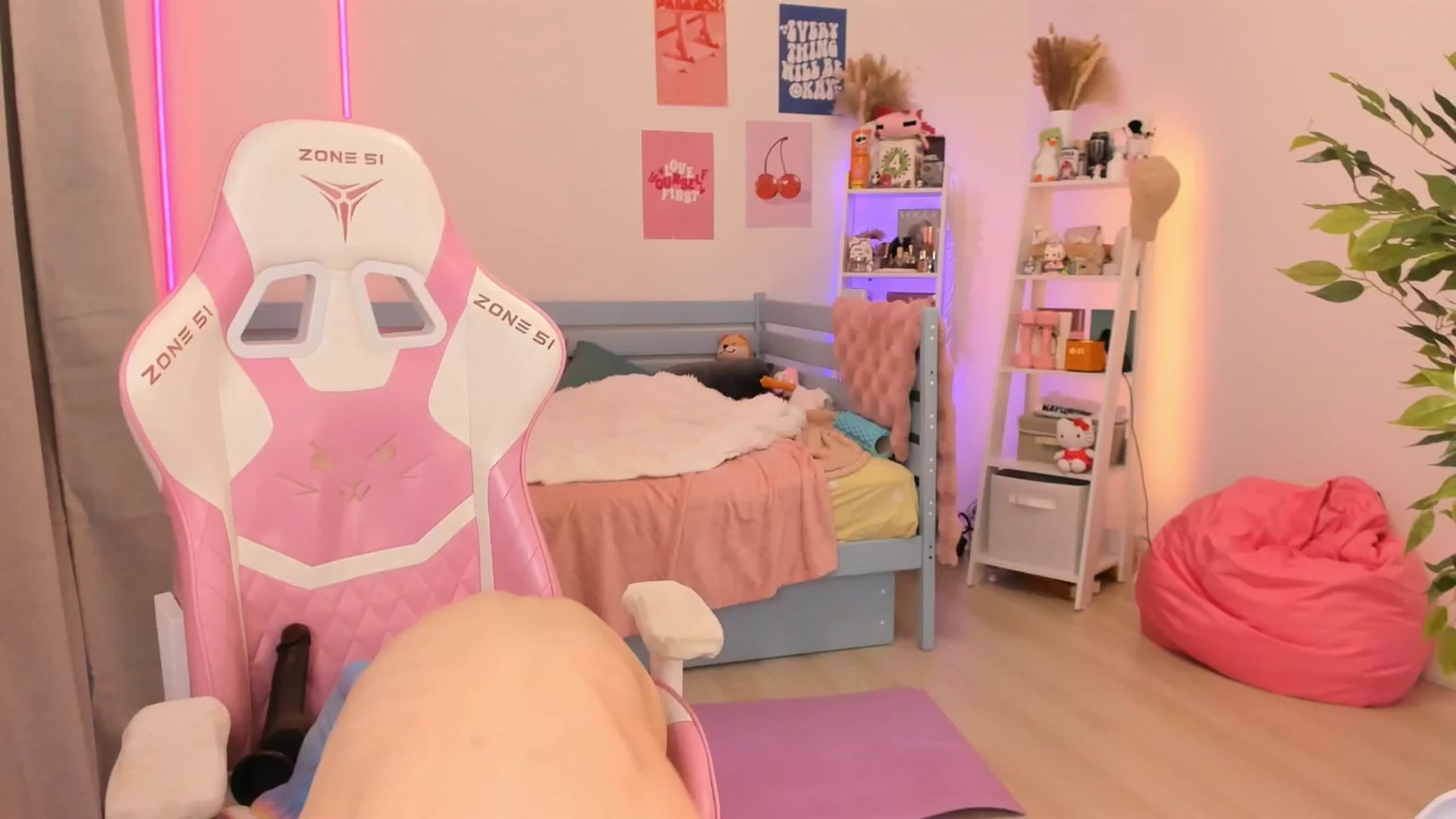 Gallery image thumbnail from Alice_Chery's myfreecams stream on, 11/13/2025, 08:04 image 18 of 20