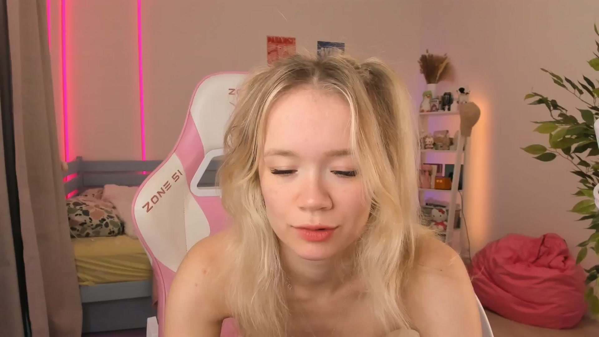 Gallery image thumbnail from Alice_Chery's myfreecams stream on, 11/13/2025, 11:24 image 2 of 20