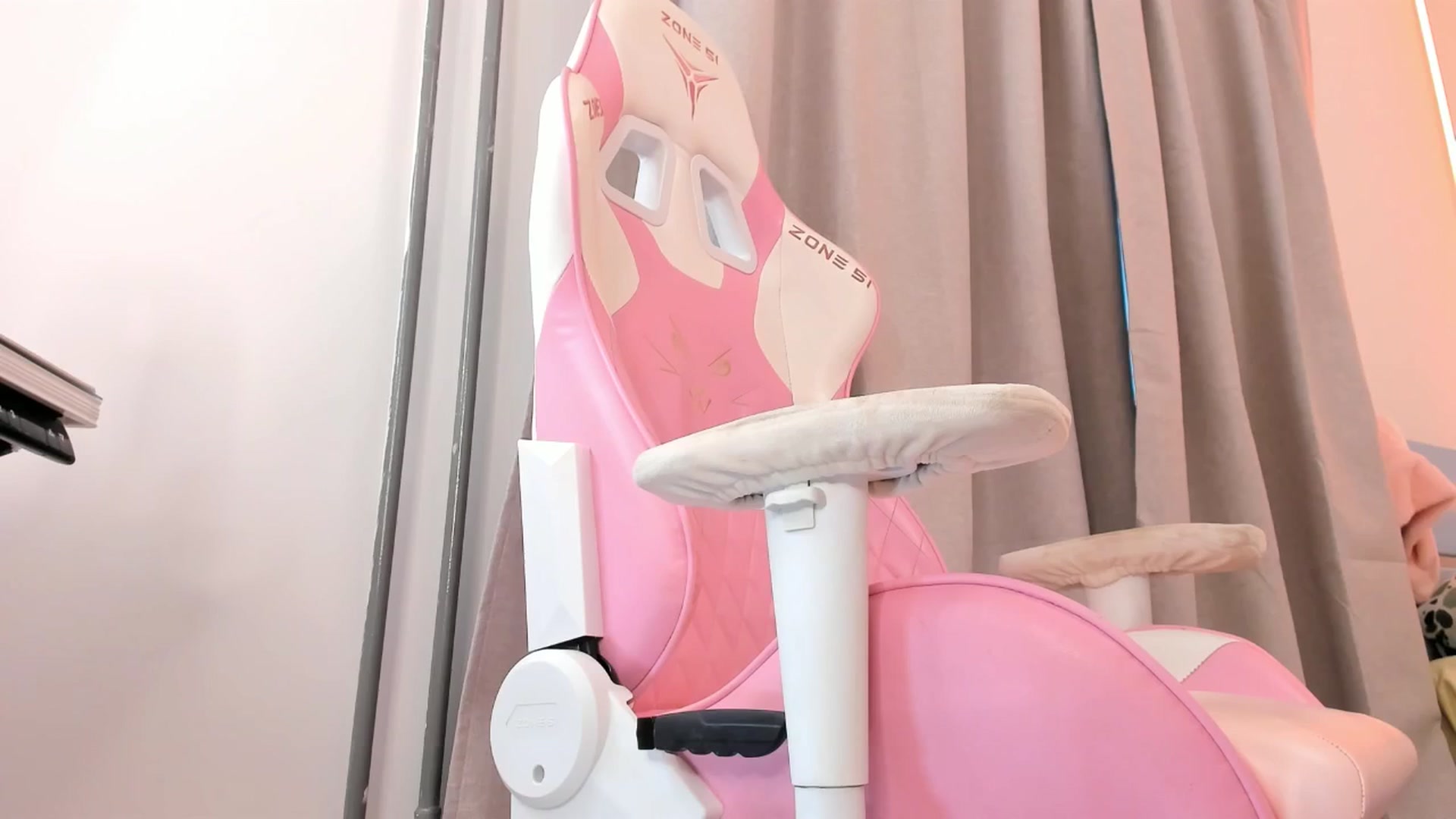 Gallery image thumbnail from Alice_Chery's myfreecams stream on, 11/18/2025, 08:27 image 11 of 20