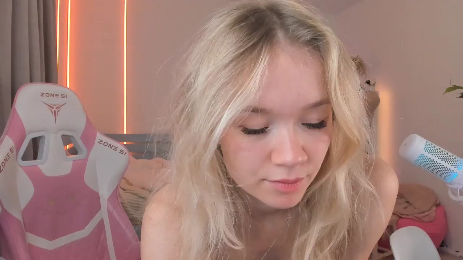 Gallery image thumbnail from Alice_Chery's myfreecams stream on, 11/18/2025, 08:49 image 1 of 20