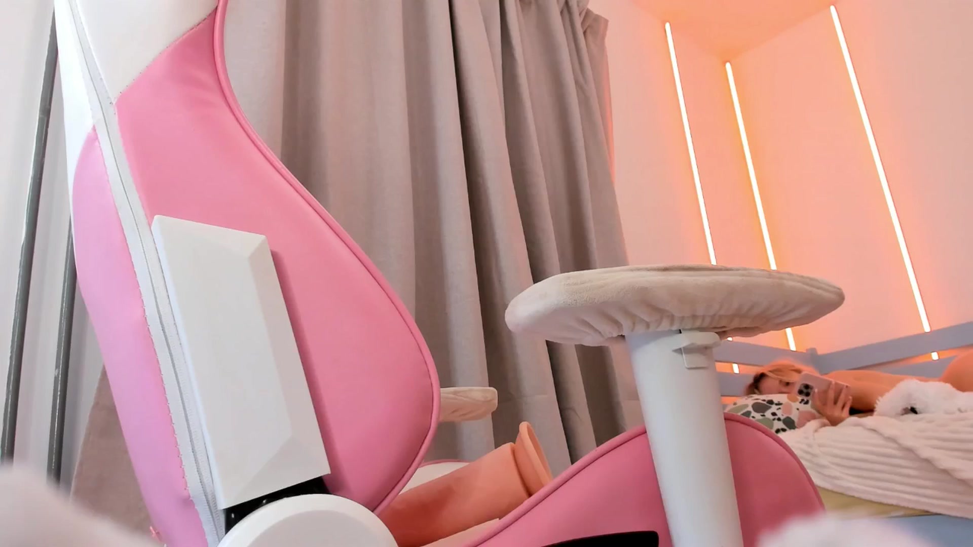 Gallery image thumbnail from Alice_Chery's myfreecams stream on, 11/18/2025, 10:31 image 5 of 20