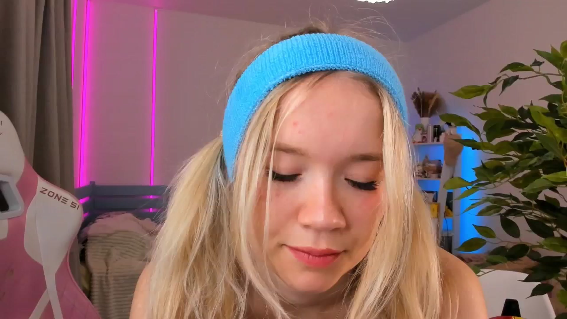 Gallery image thumbnail from Alice_Chery's myfreecams stream on, 11/19/2025, 07:56 image 5 of 20