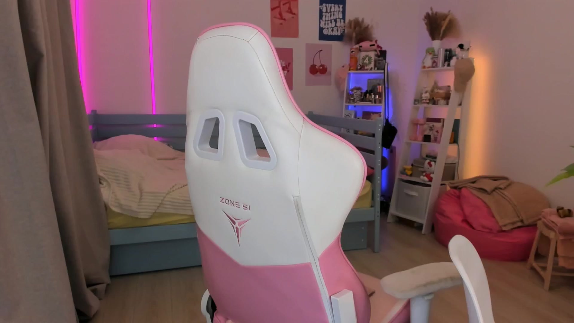 Gallery image thumbnail from Alice_Chery's myfreecams stream on, 11/20/2025, 07:49 image 6 of 20