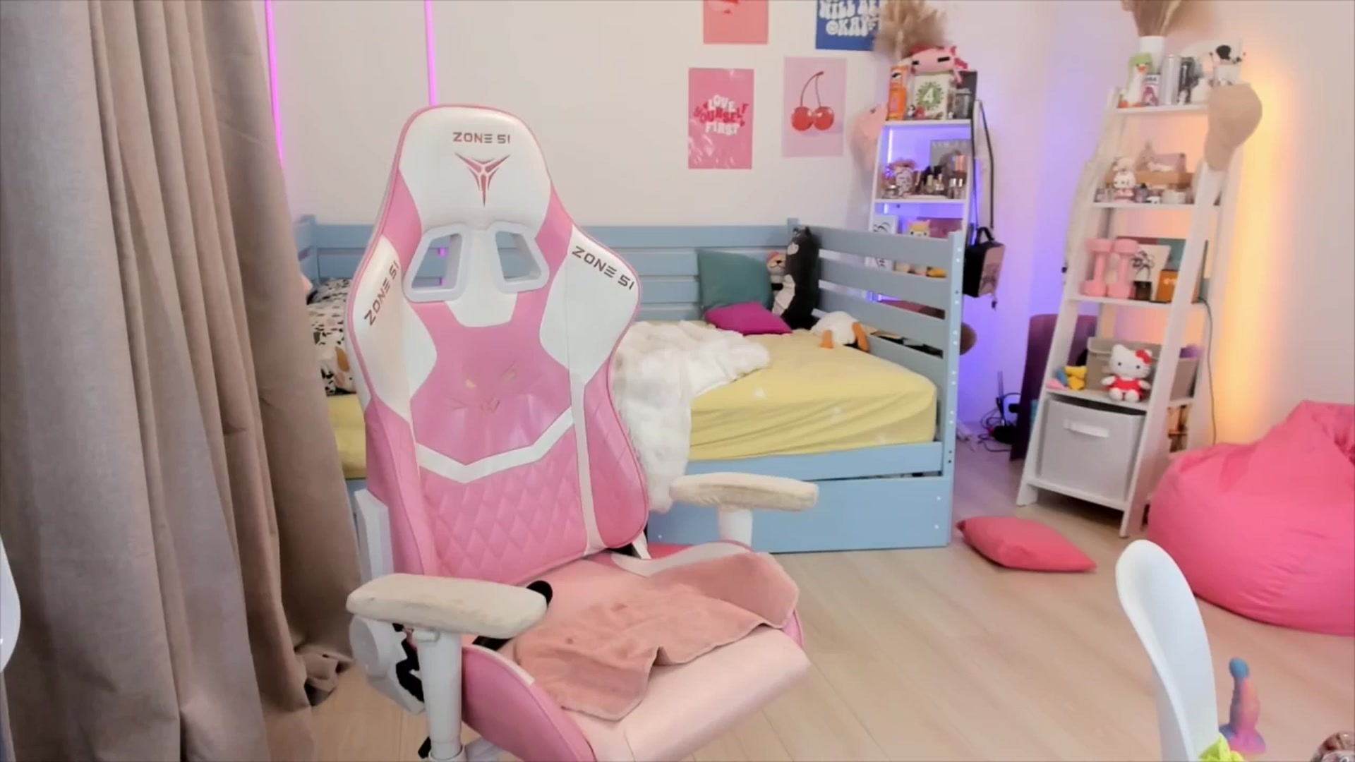Gallery image thumbnail from Alice_Chery's myfreecams stream on, 11/28/2025, 10:27 image 9 of 20