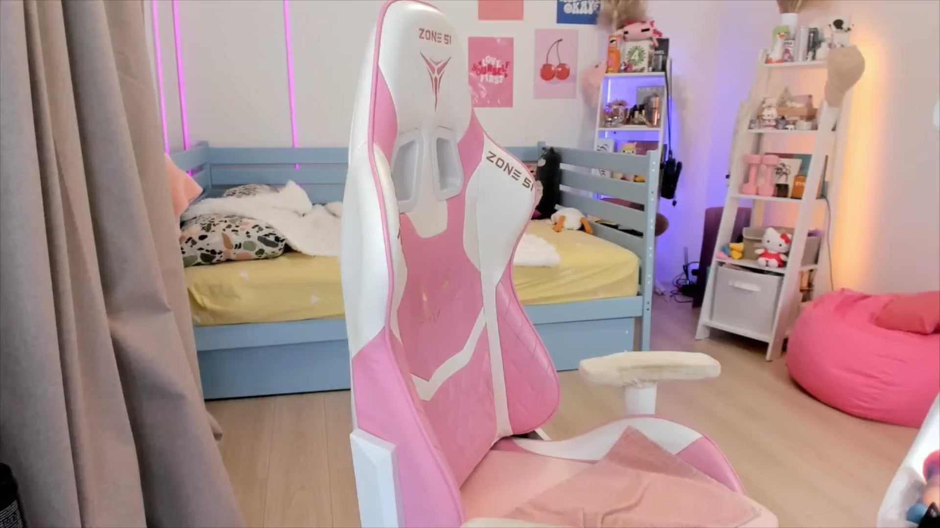 Gallery image thumbnail from Alice_Chery's myfreecams stream on, 11/29/2025, 07:02 image 3 of 20